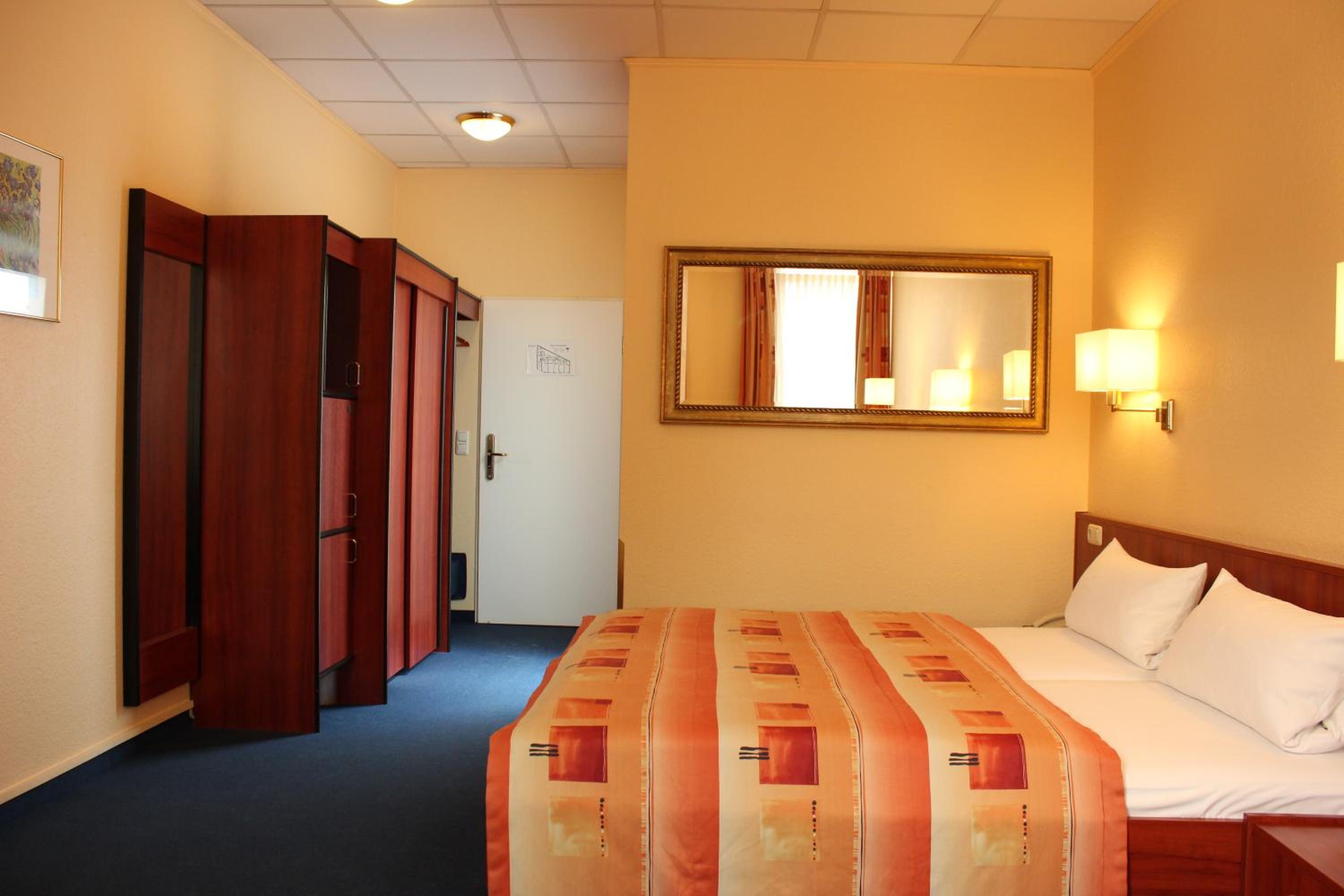 Standard Double Room - Photo 9
