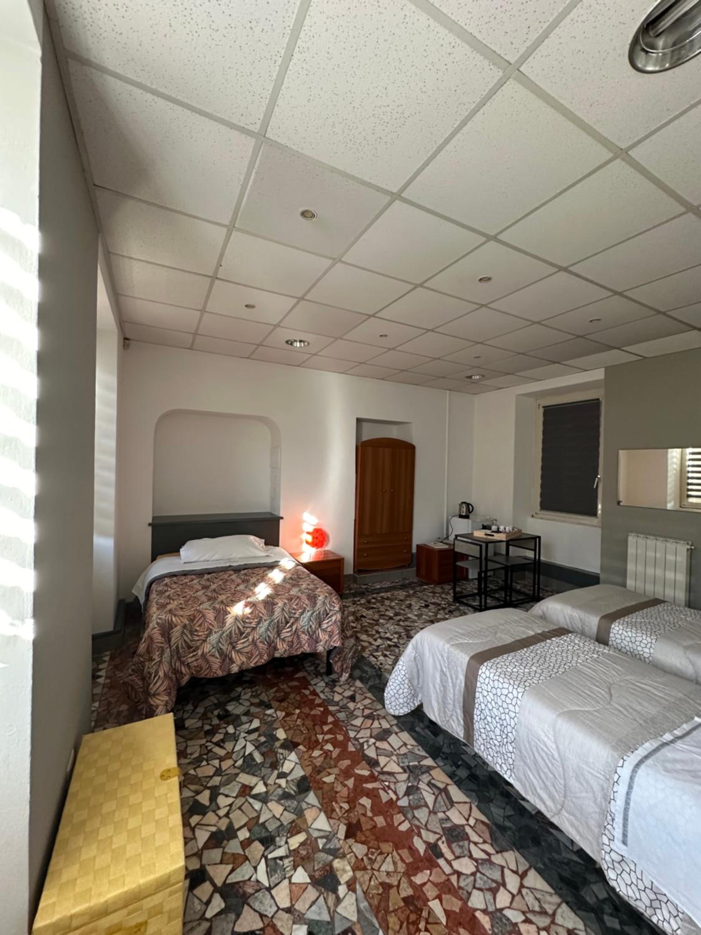Double or Twin Room with Private Bathroom - Photo 8