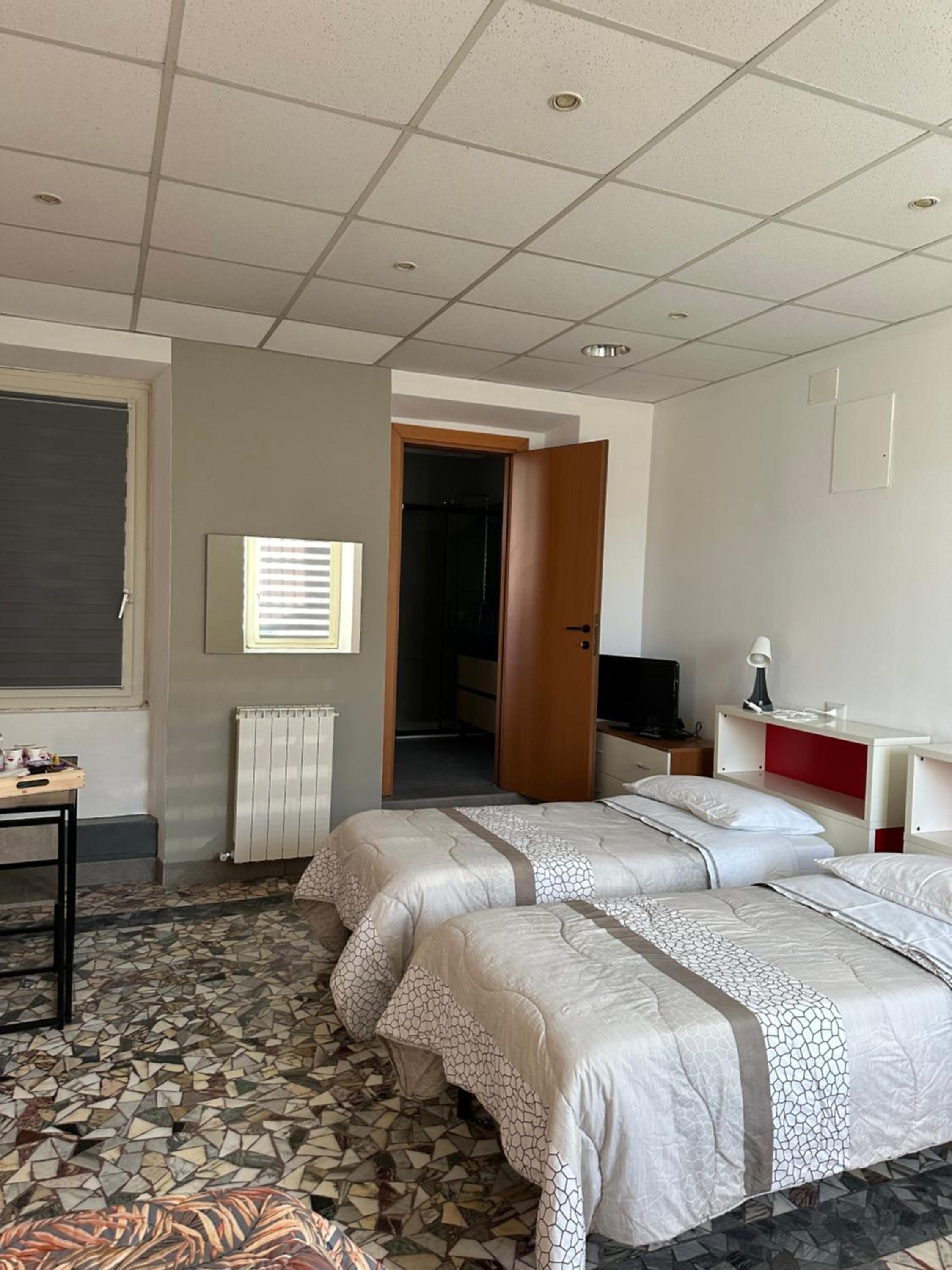 Double or Twin Room with Private Bathroom - Photo 6