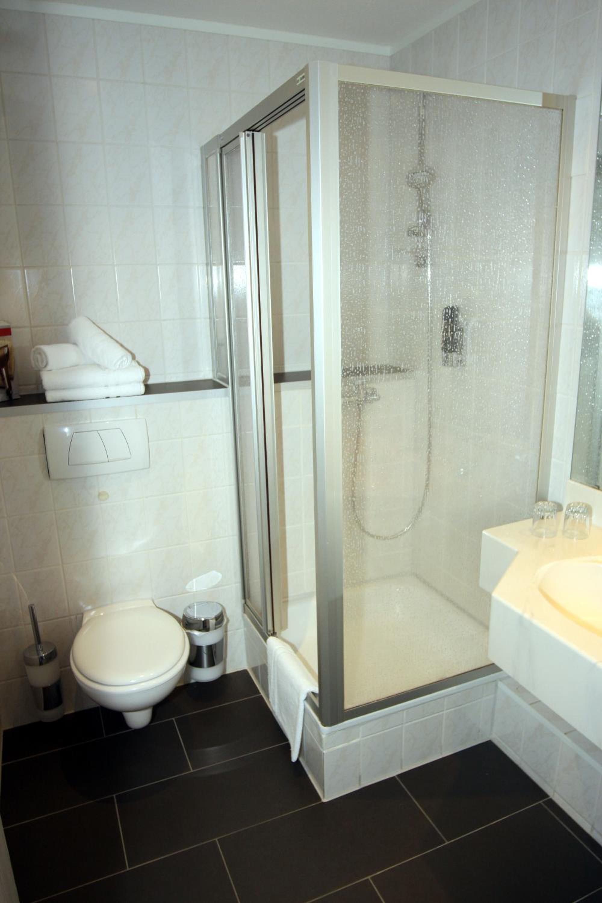 Basic Twin Room - Photo 4