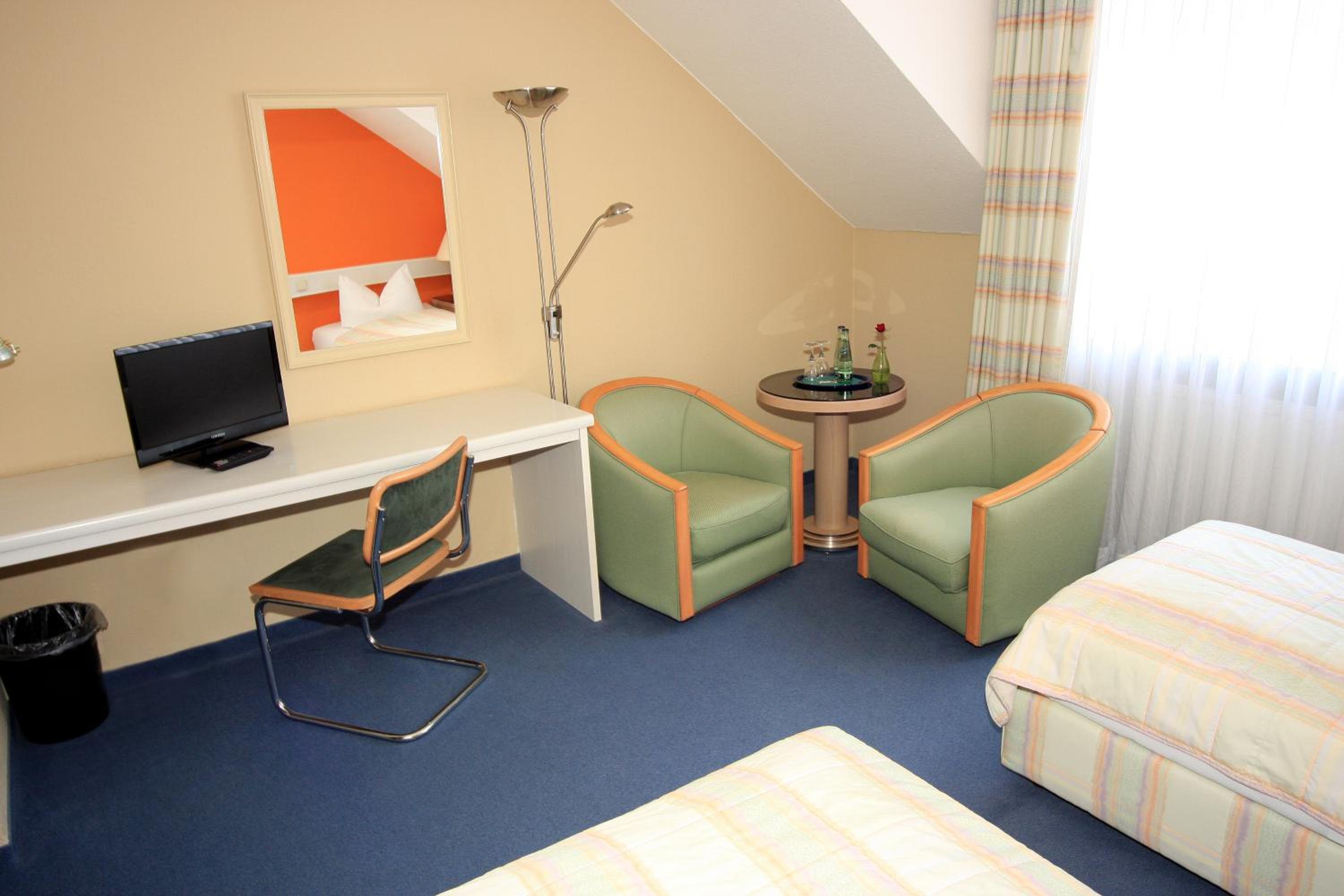 Basic Twin Room - Photo 2