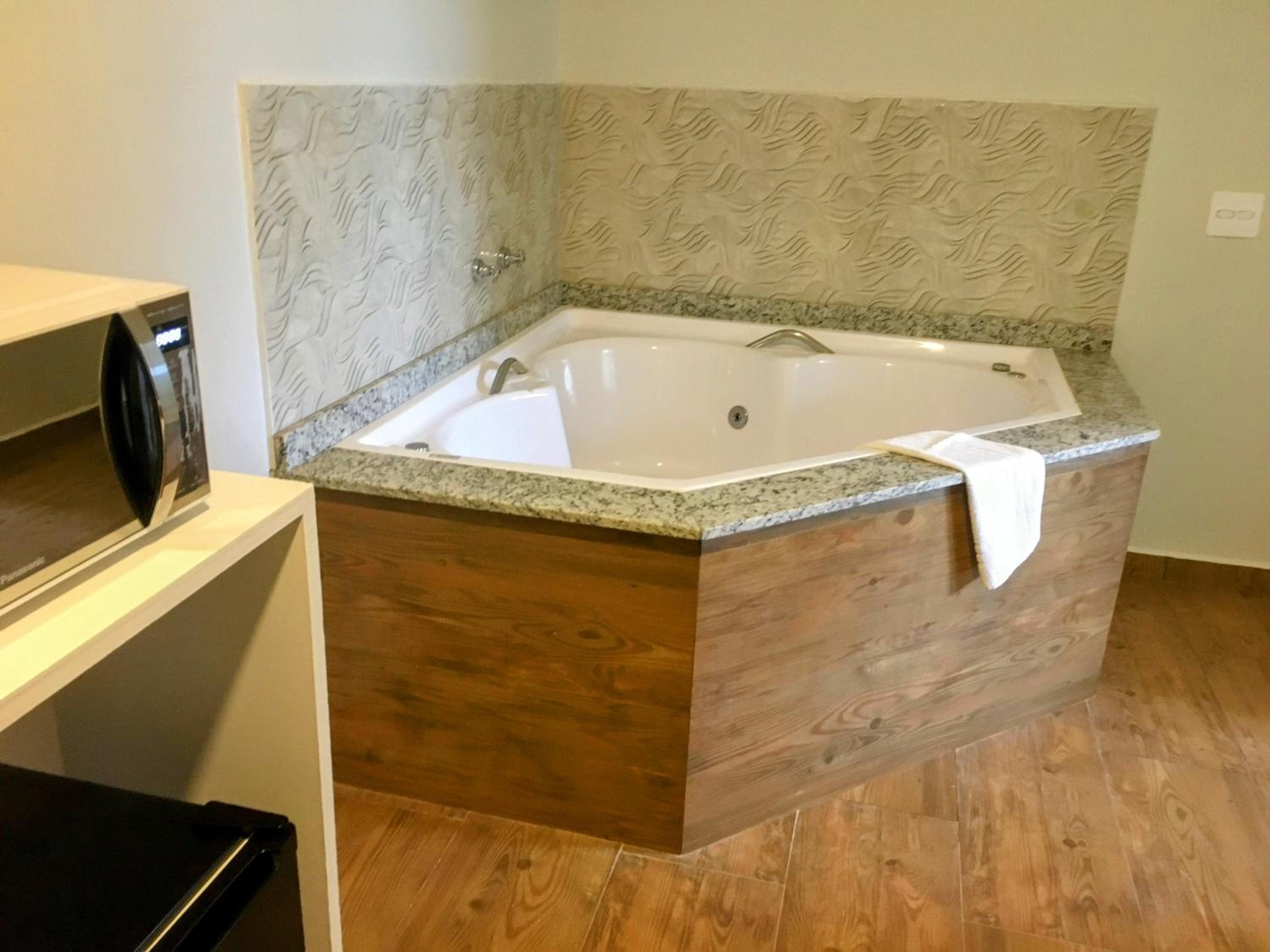 Deluxe Suite with Spa Bath photo 2