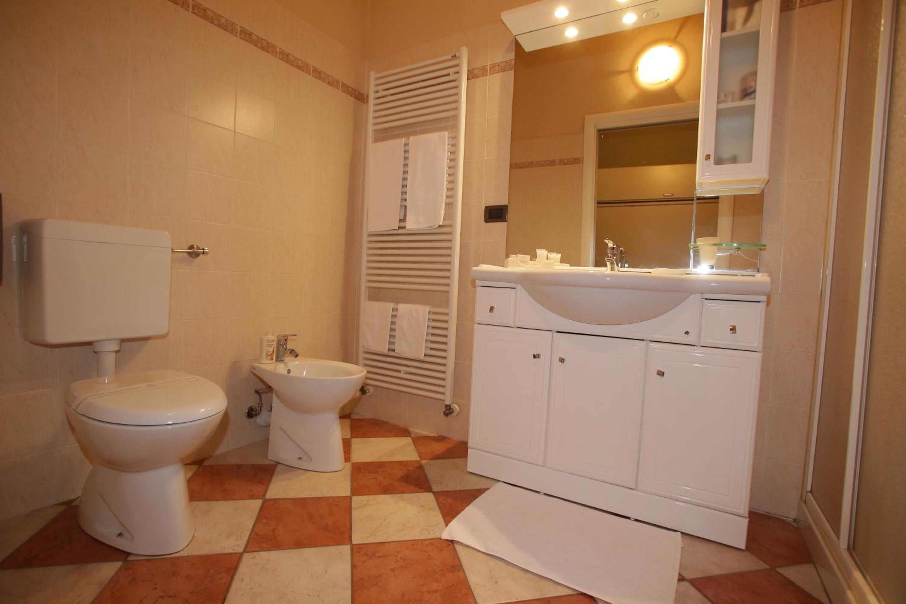 Deluxe One-Bedroom Apartment - Photo 8