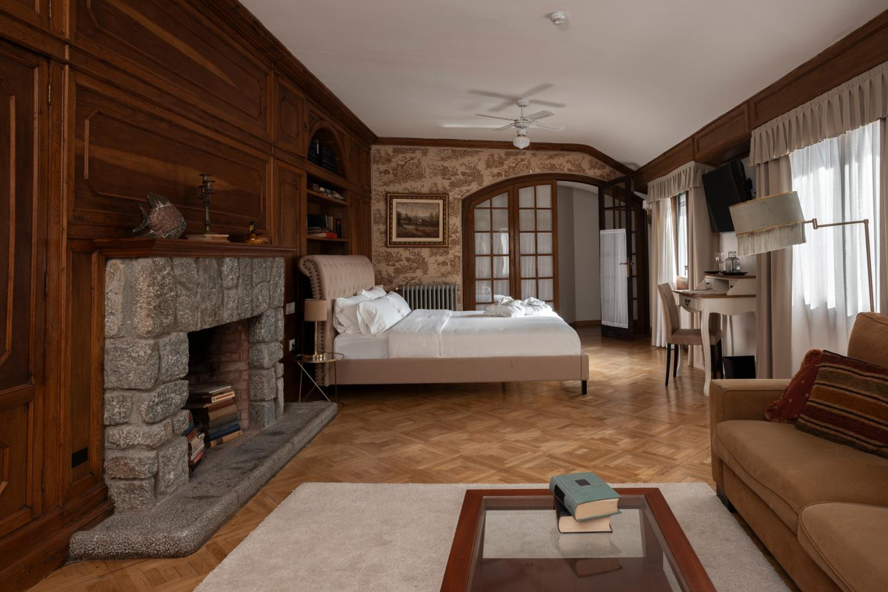 Superior King Suite - Photo 3