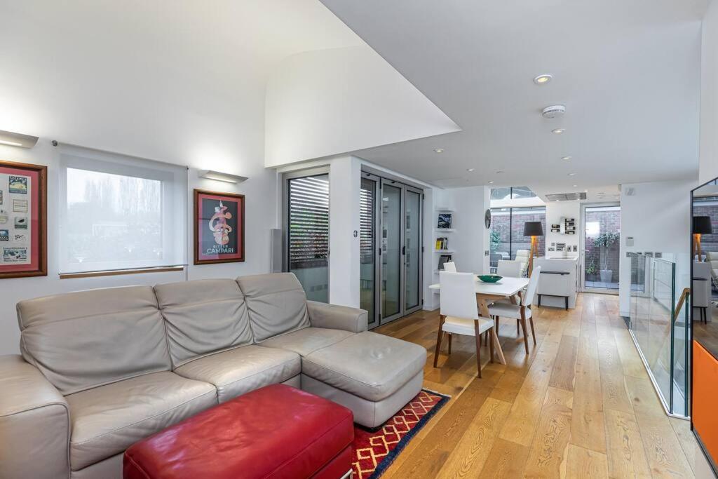 Three-Bedroom Apartment photo 1