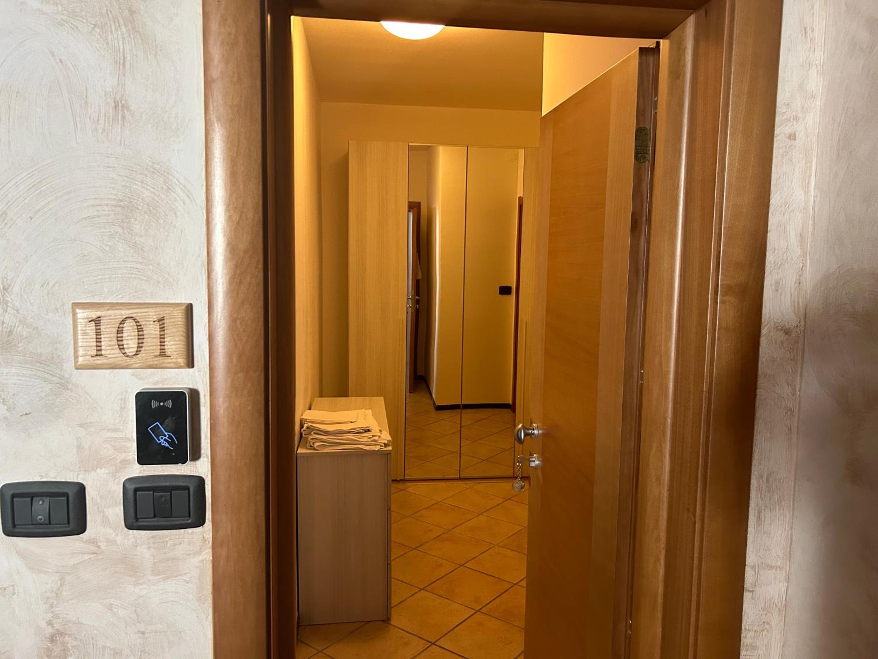 Deluxe Room (2 Adults + 1 Child) photo 1