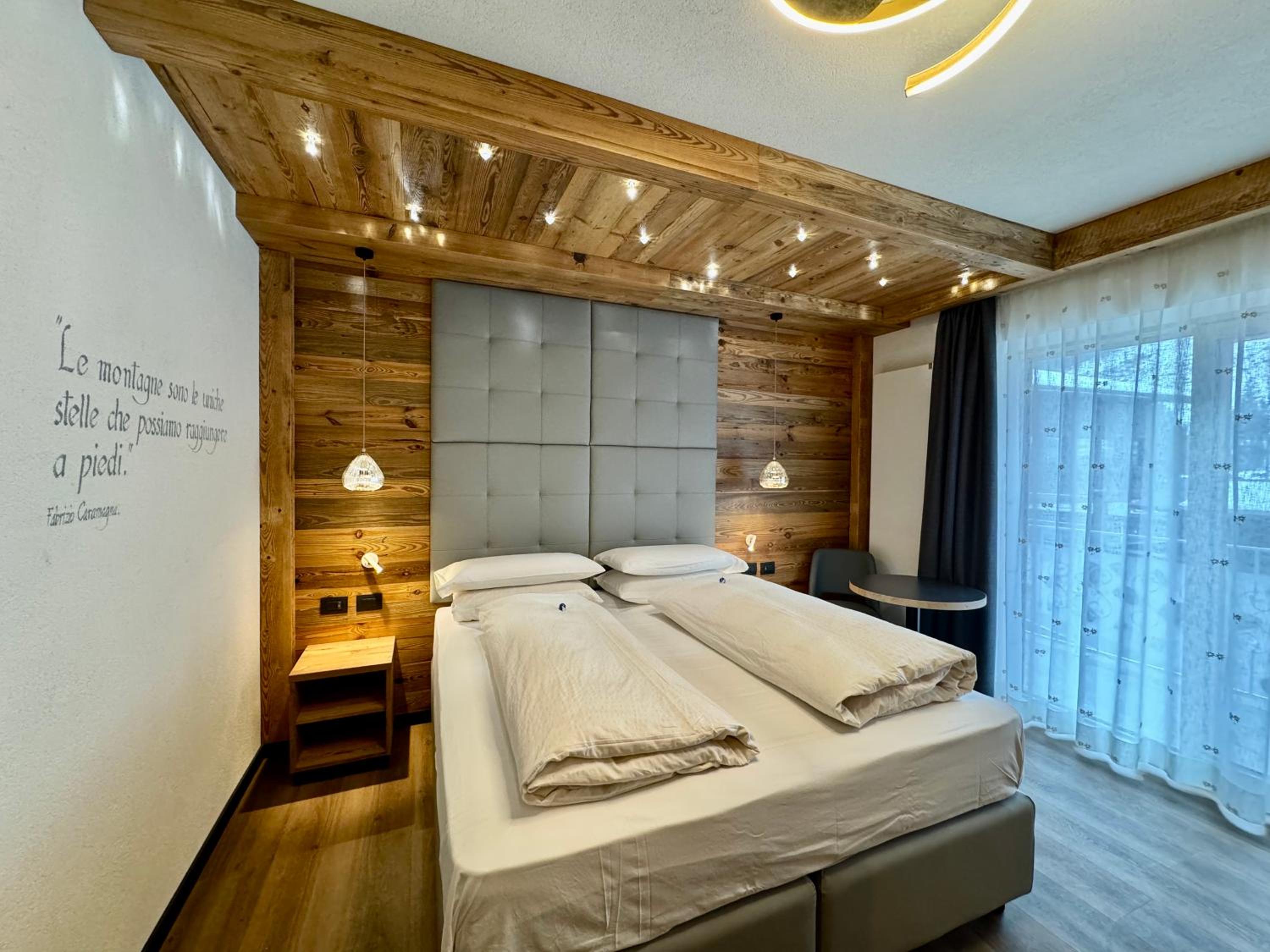 Deluxe Double or Twin Room with Mountain View