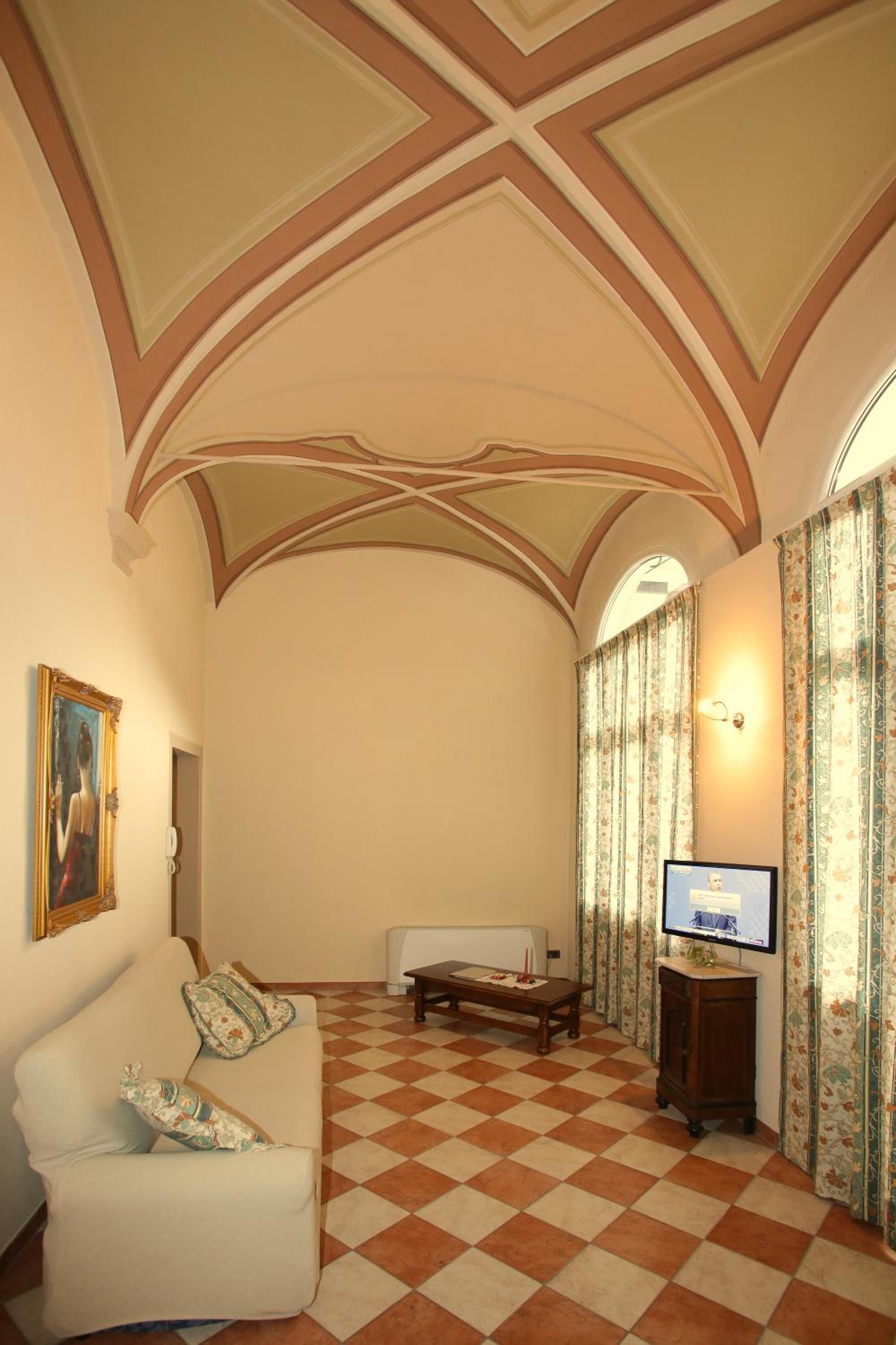 Deluxe One-Bedroom Apartment - Photo 2