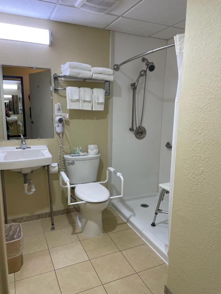 Two Double Beds with Roll-in Shower - Non-Smoking - Photo 3