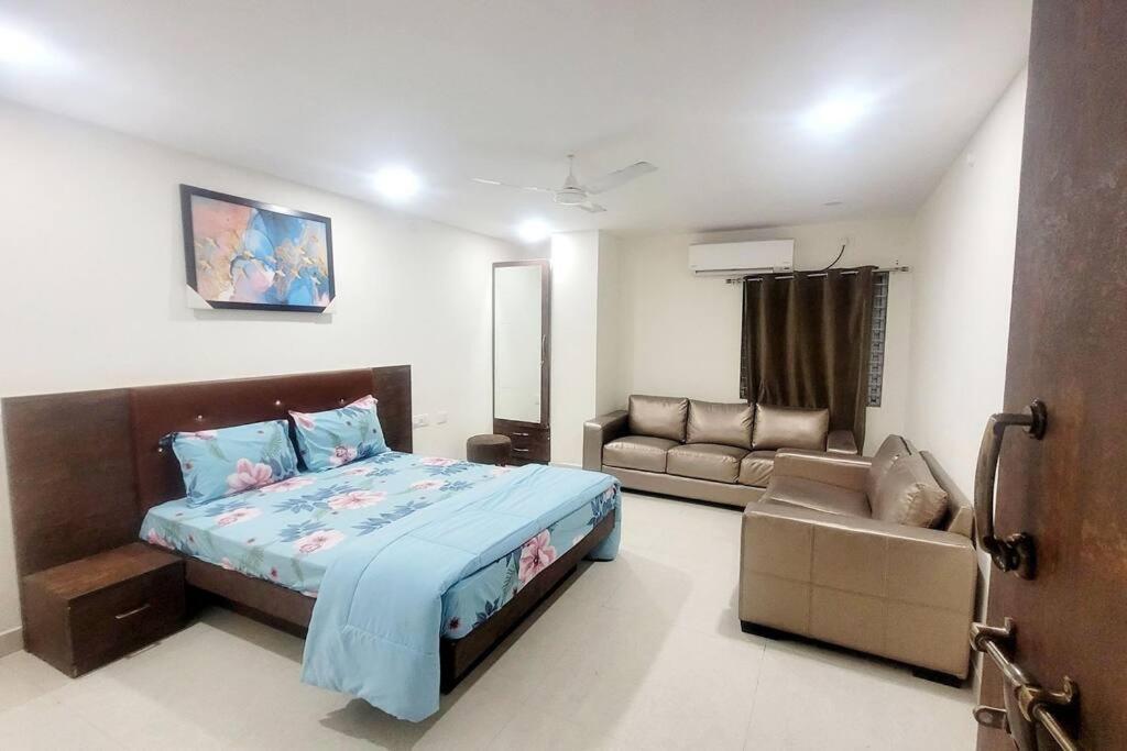 One-Bedroom Apartment photo 1