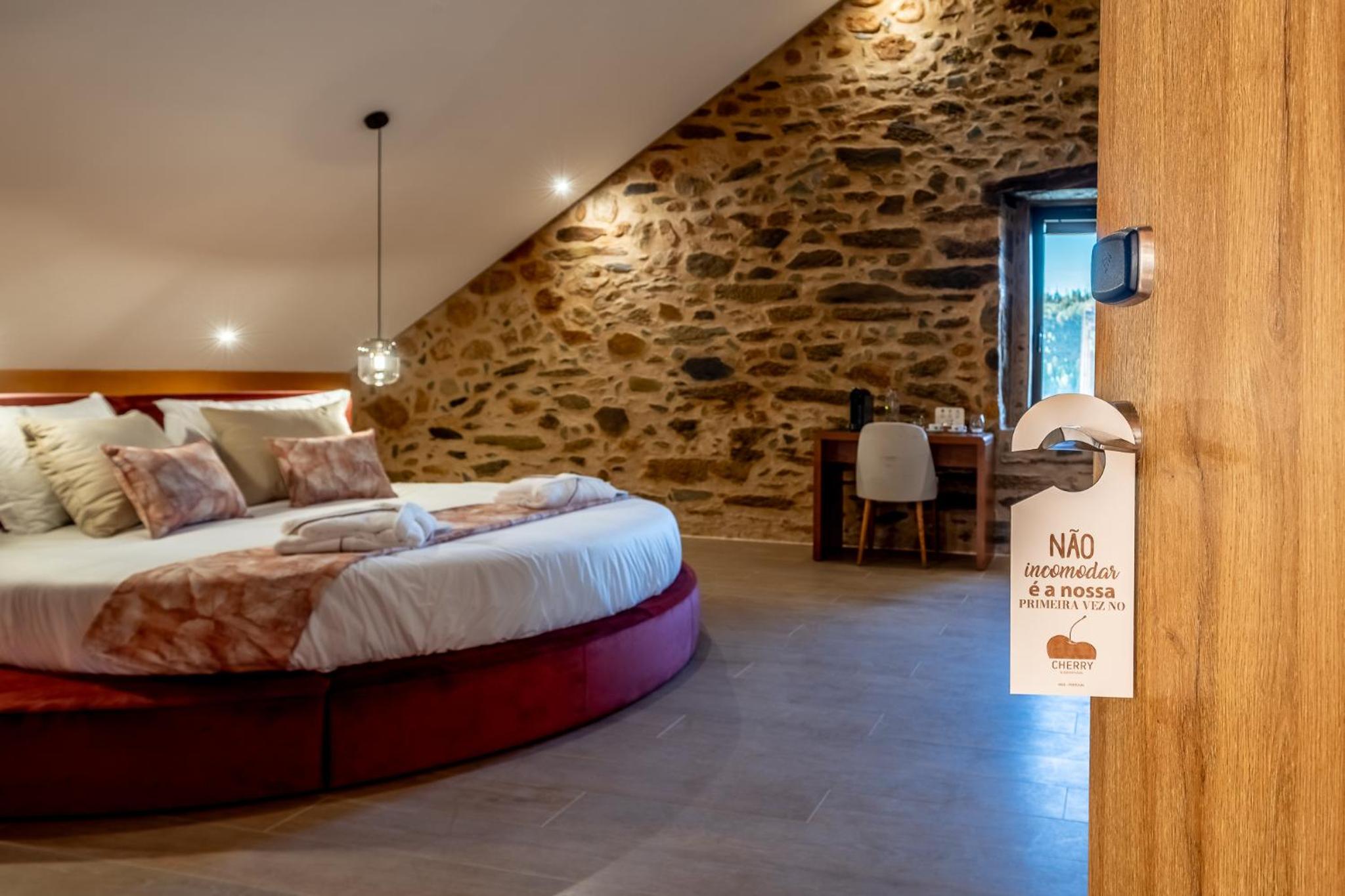 Deluxe Suite with Spa Bath - Photo 3