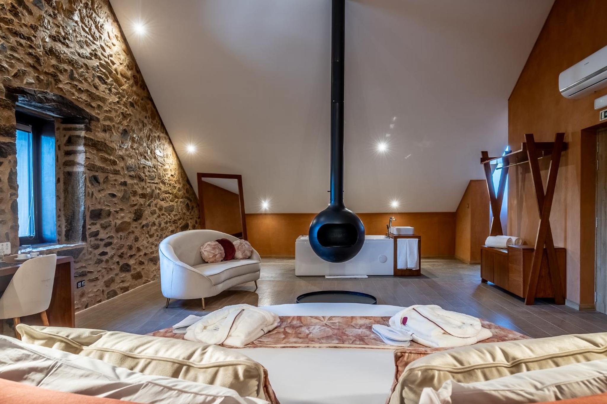 Deluxe Suite with Spa Bath - Photo 4