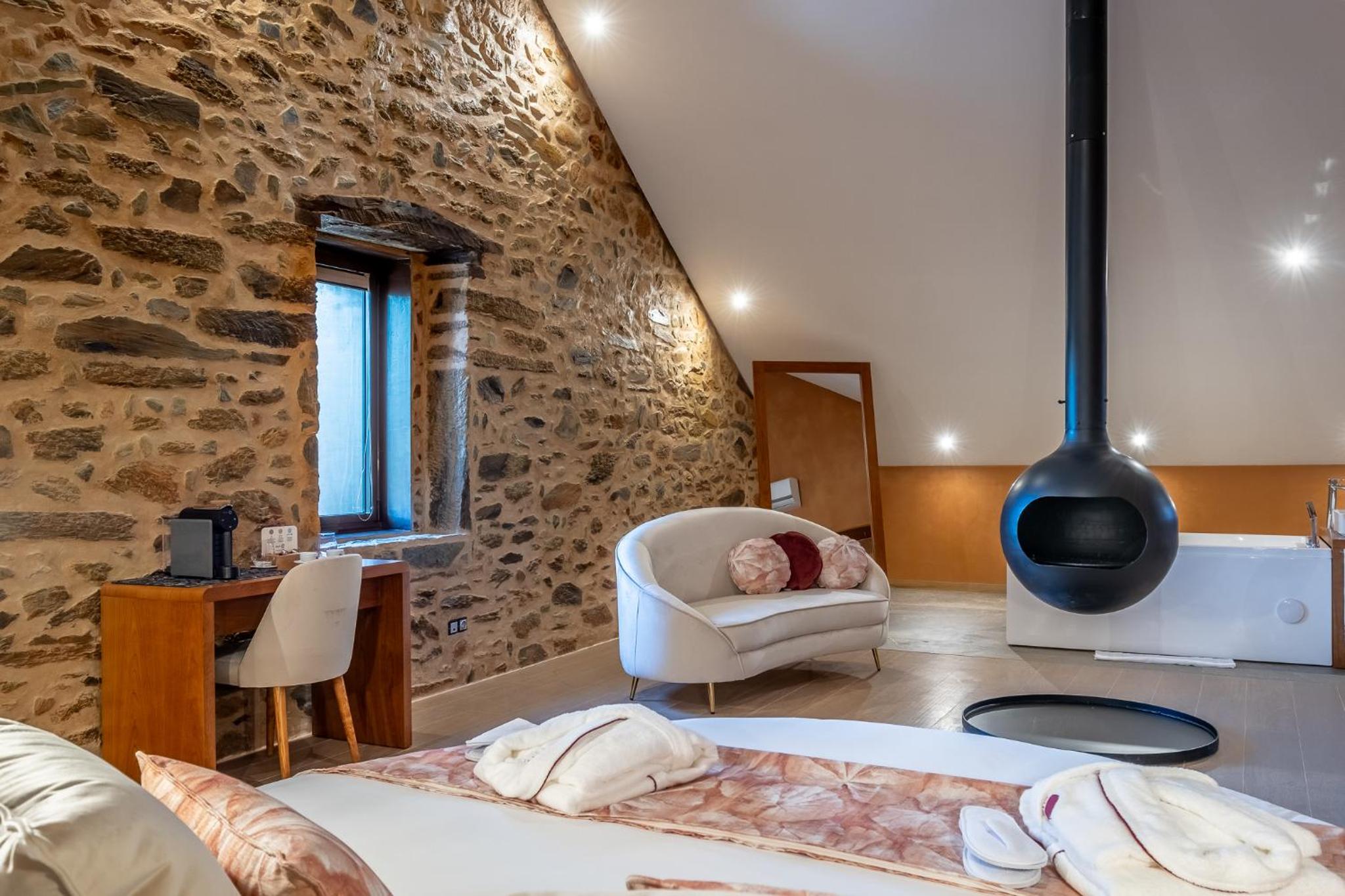 Deluxe Suite with Spa Bath - Photo 13