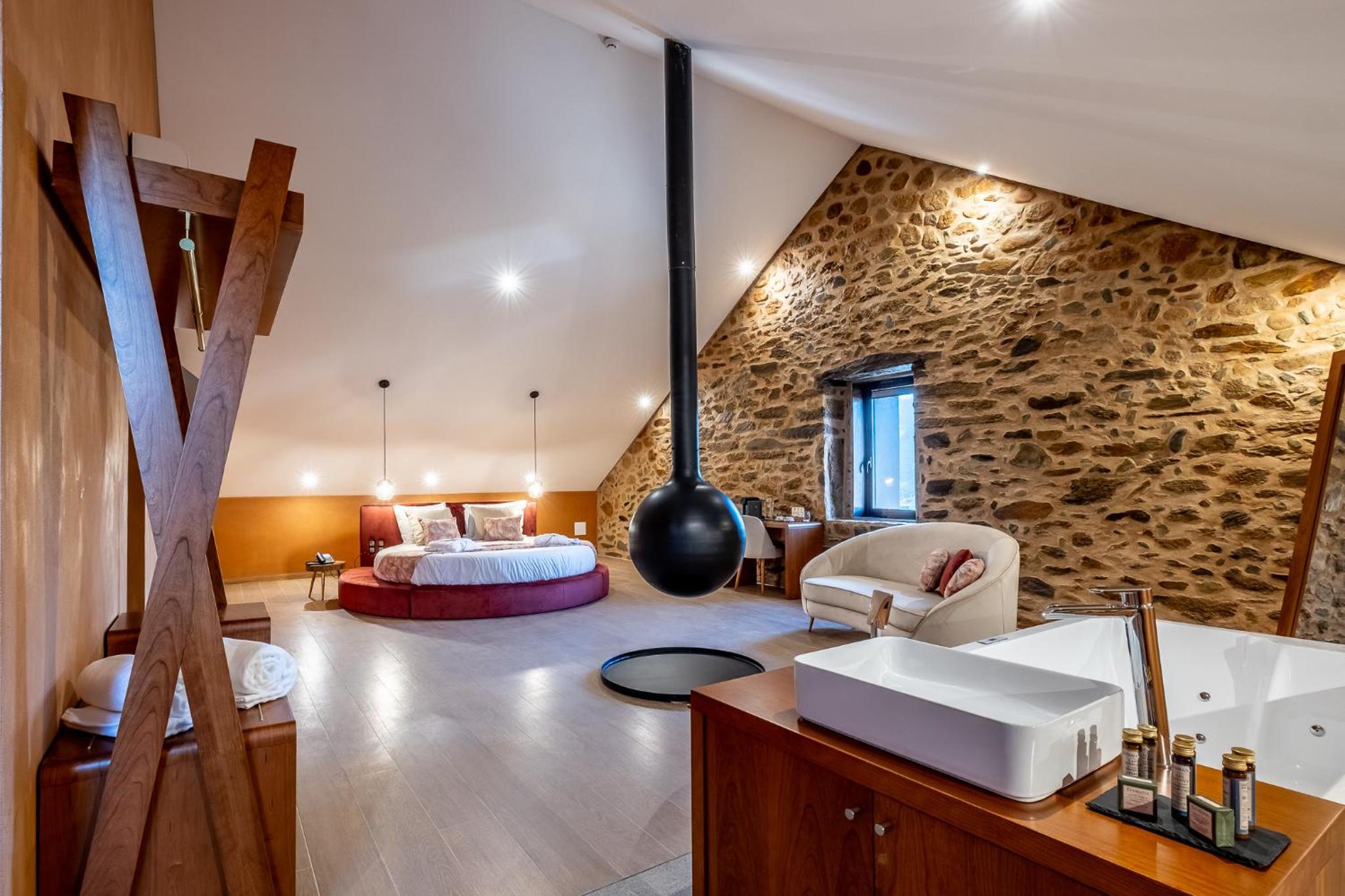 Deluxe Suite with Spa Bath - Photo 7