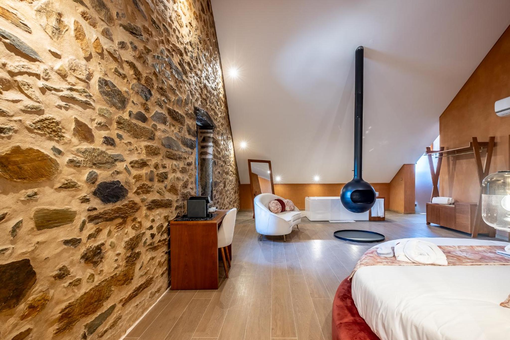 Deluxe Suite with Spa Bath - Photo 8