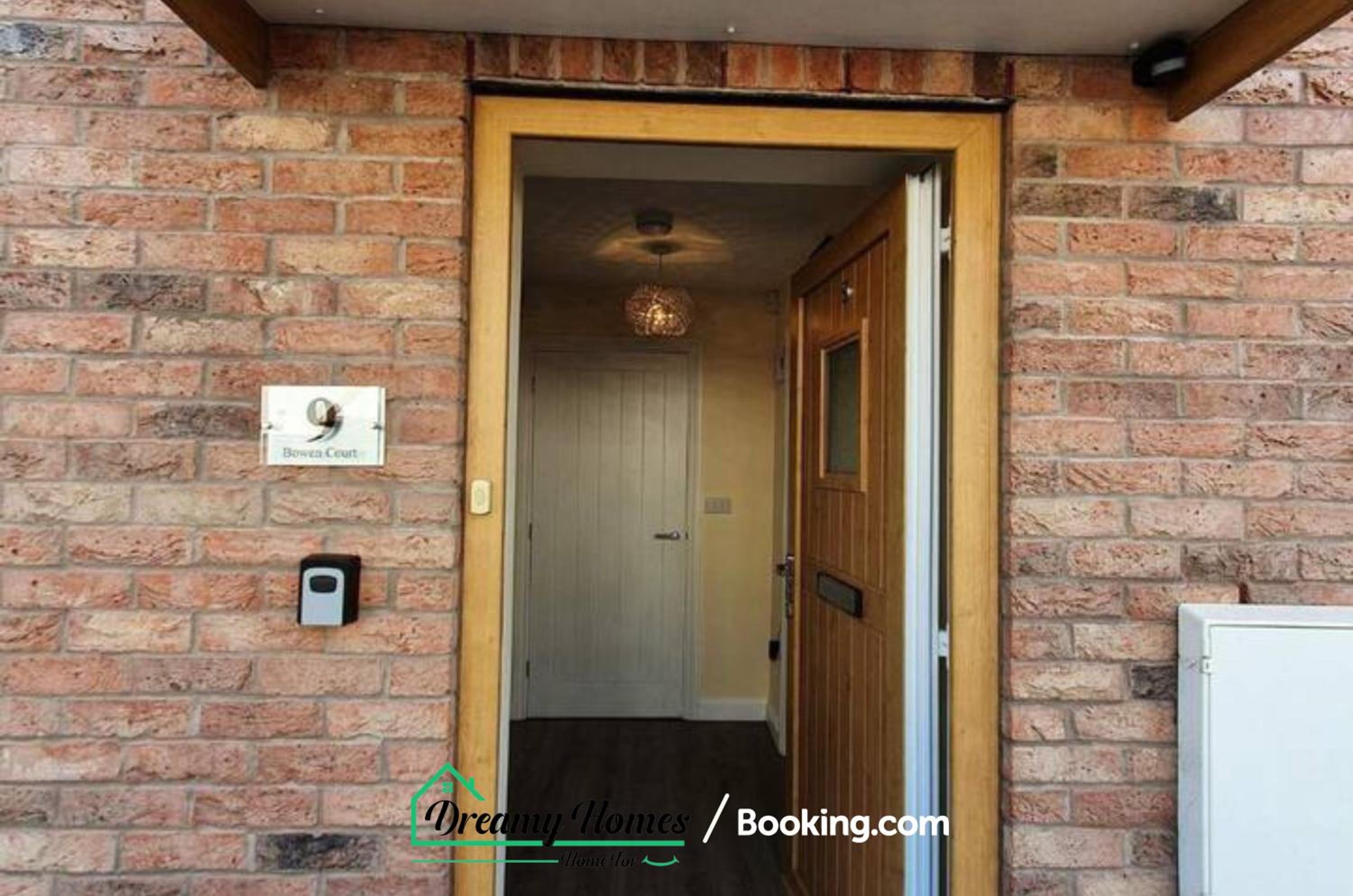 Three-Bedroom House photo 3