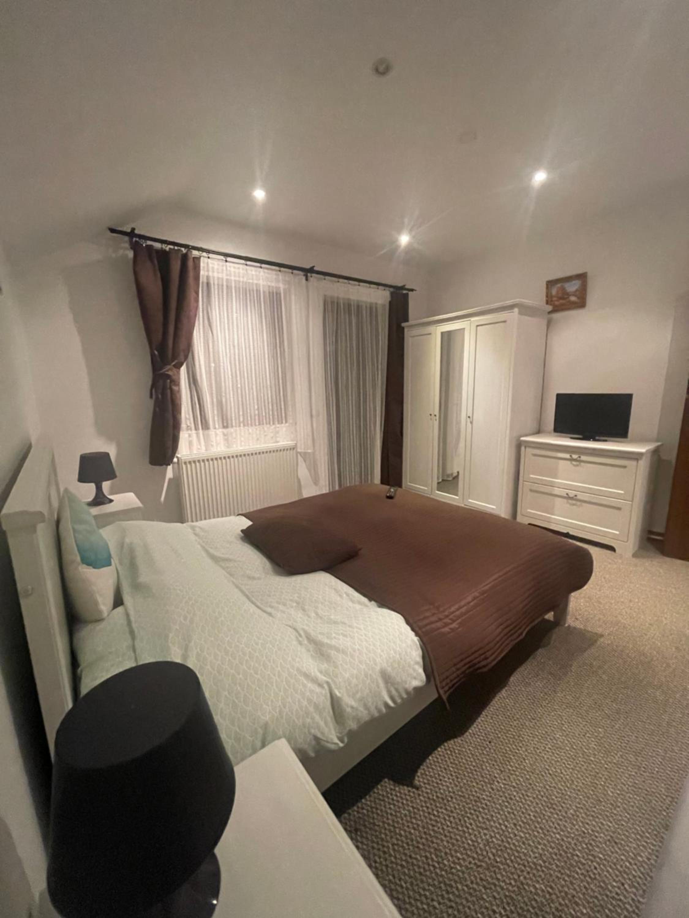 One-Bedroom Apartment - Photo 2