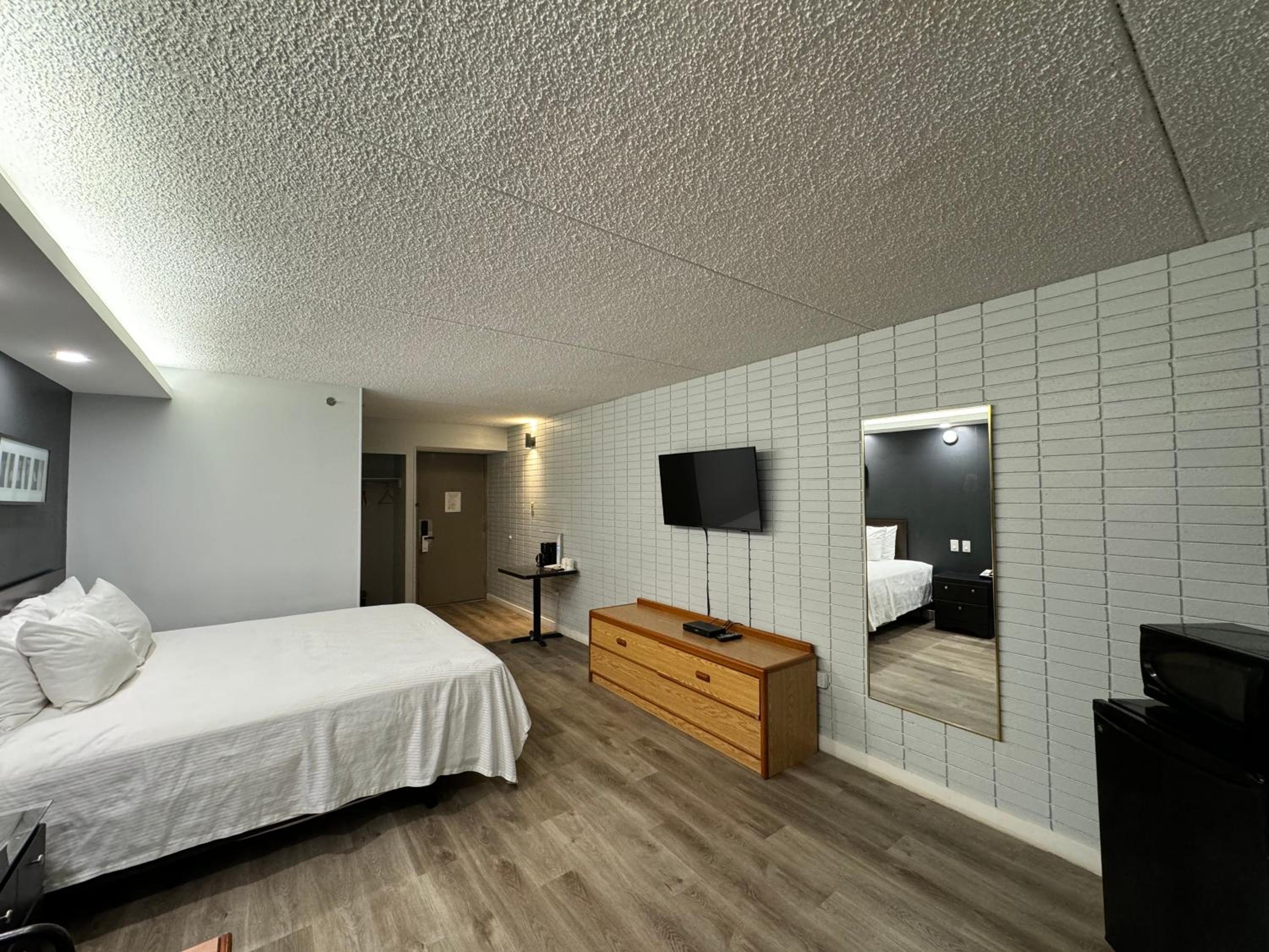 King Room With Pool View - Non-Smoking