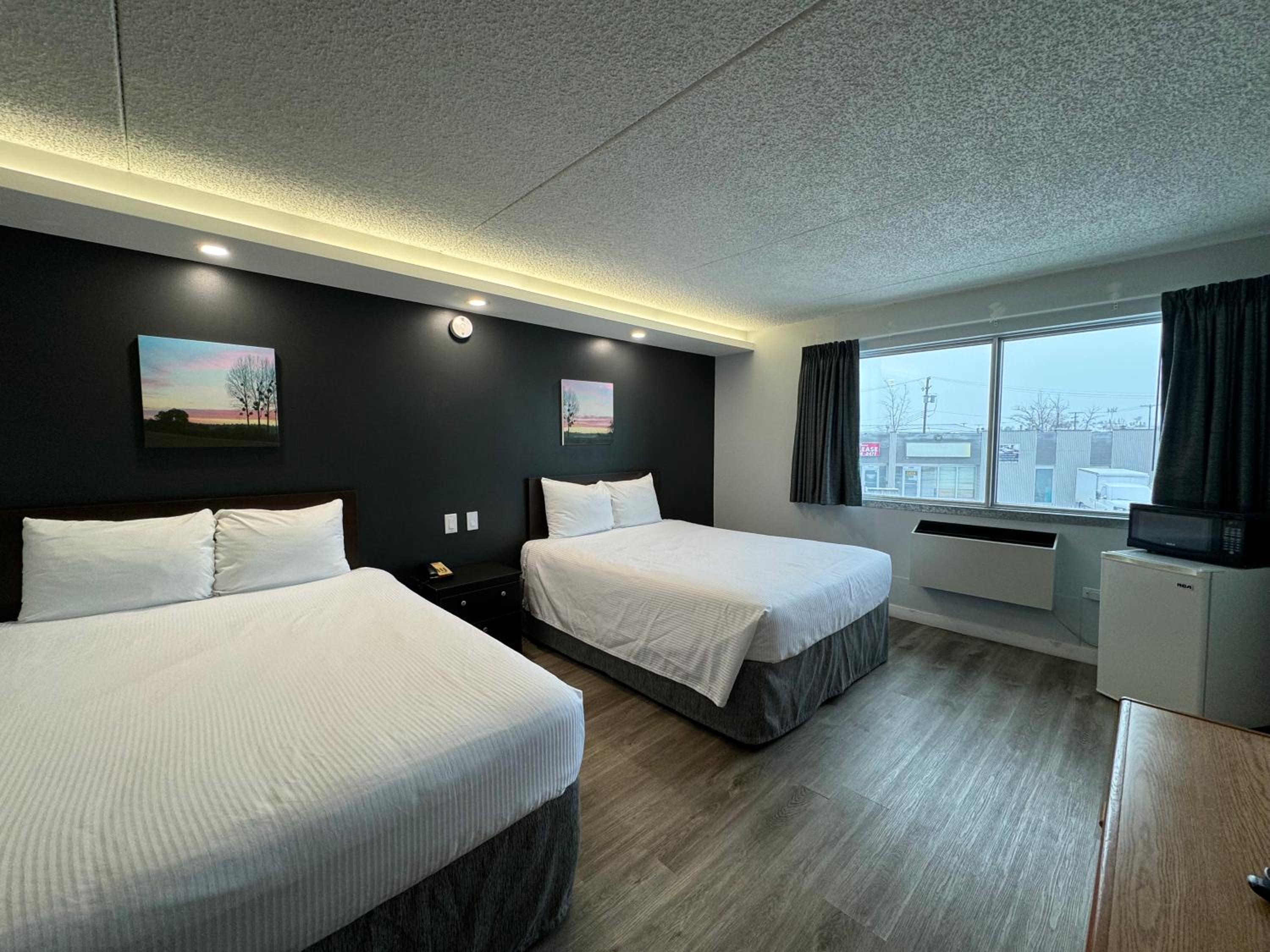 Queen Room With Two Queen Beds And Pool View - Non-Smoking