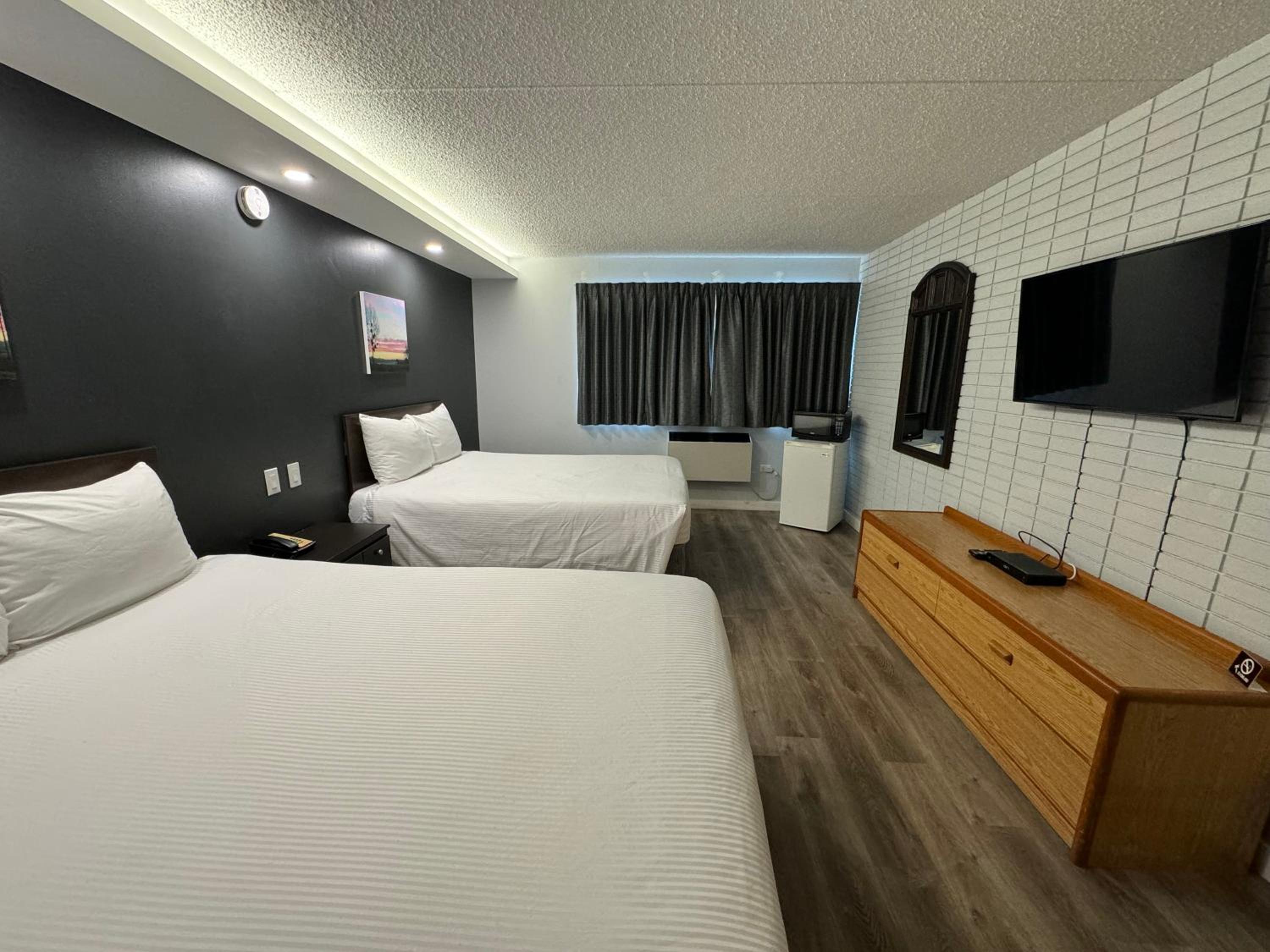 Queen Room With Two Queen Beds - Non-Smoking