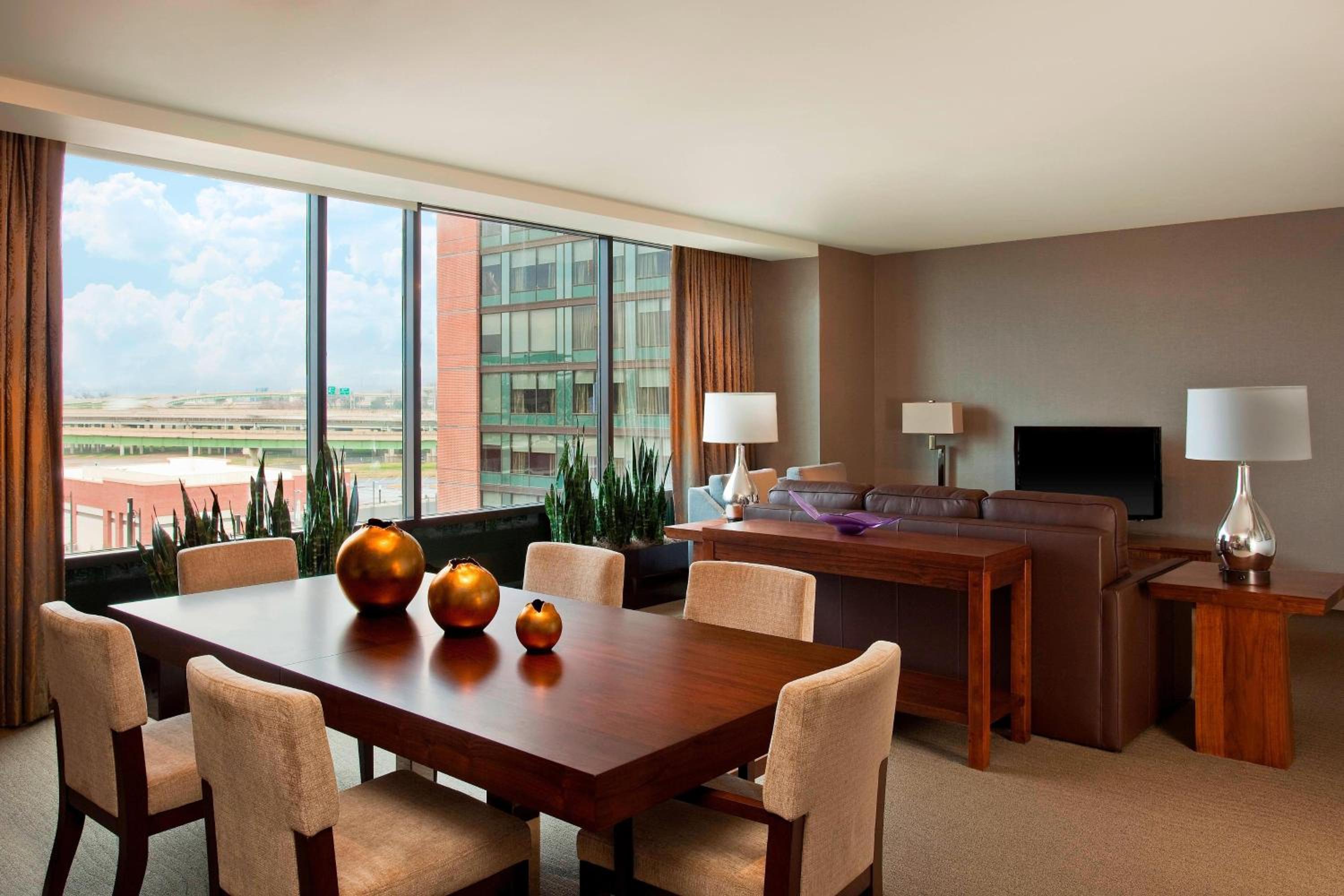 Executive Suite, Executive Suite, 1 King
