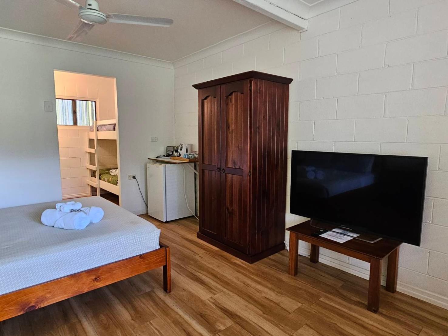 Triple Room with Pool View - Photo 11