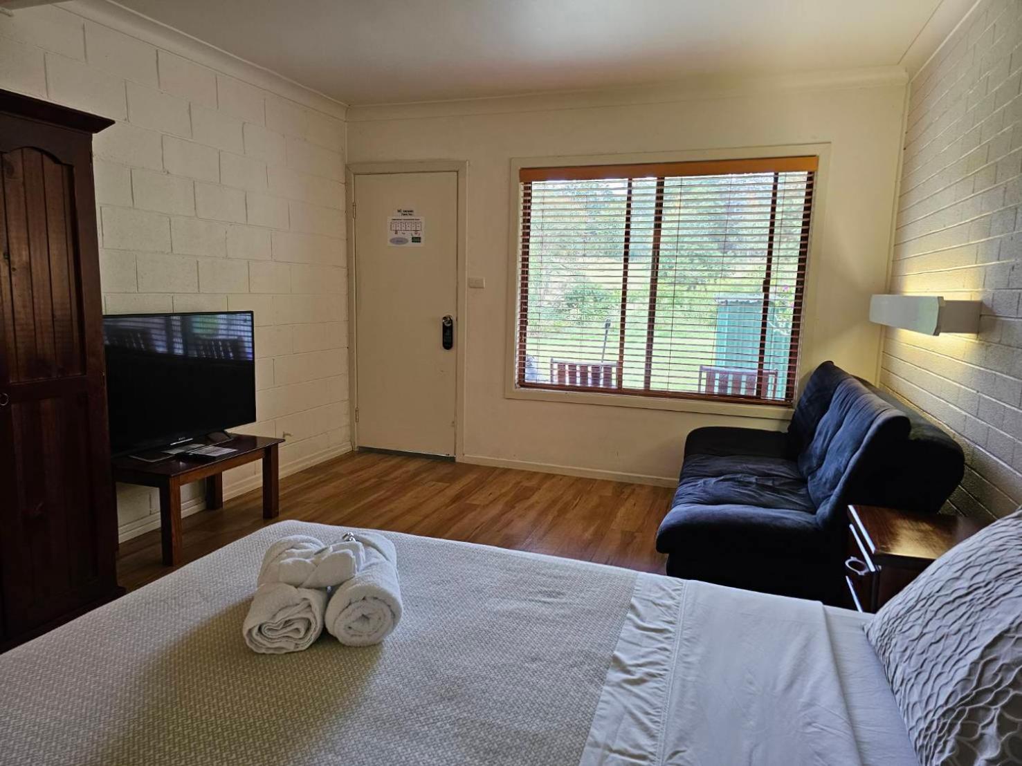 Triple Room with Pool View - Photo 13