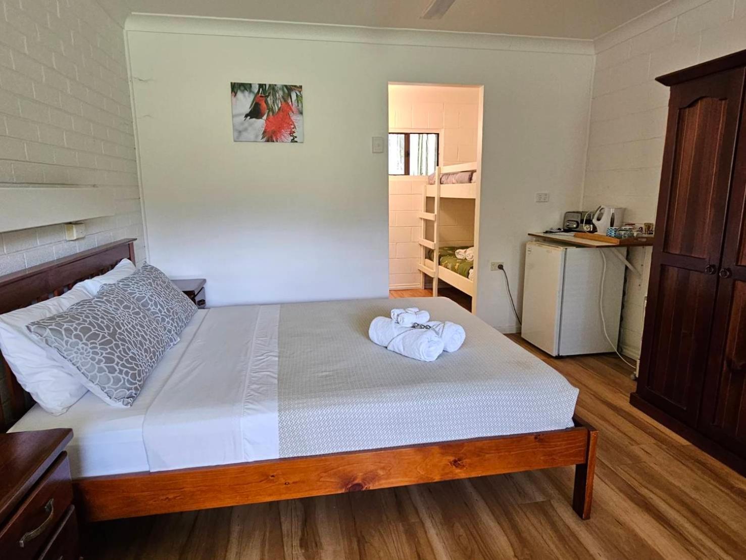 Triple Room with Pool View - Photo 14