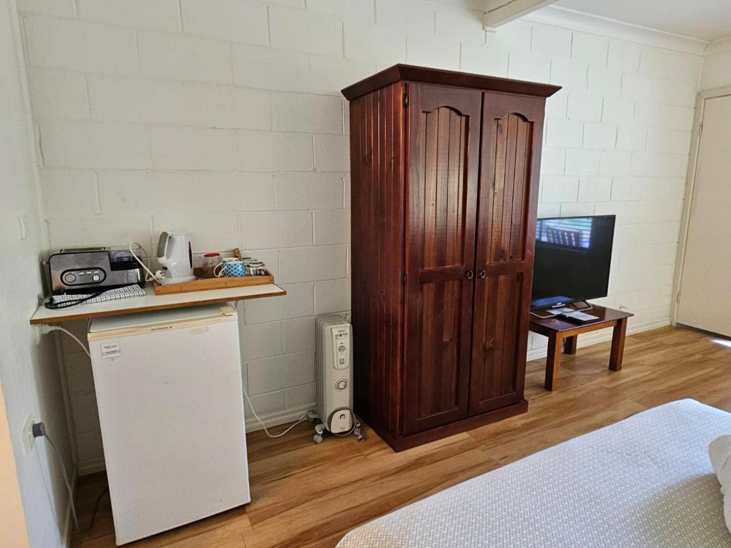 Triple Room with Pool View - Photo 9