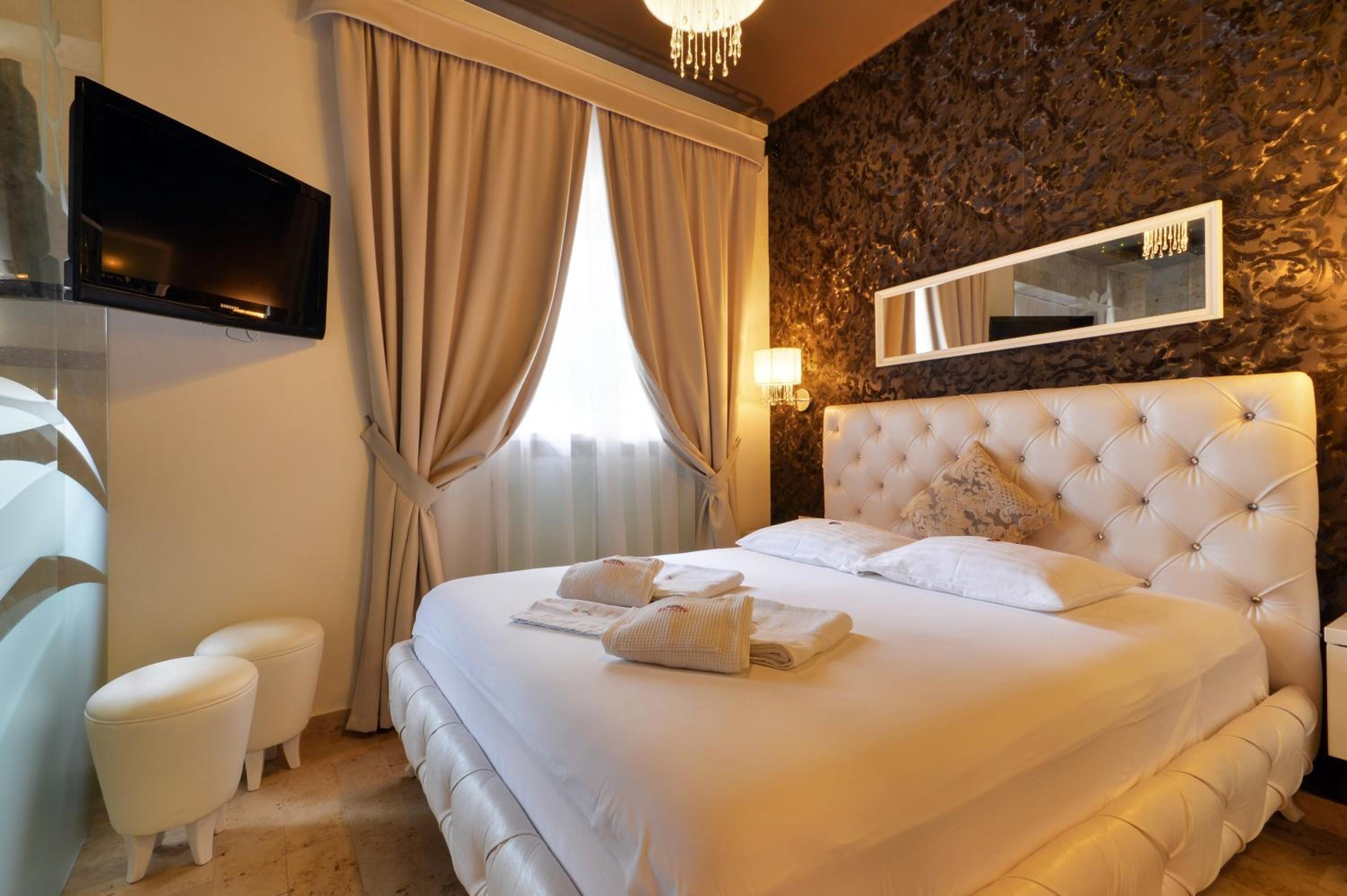 King Suite with Spa Bath - Photo 1