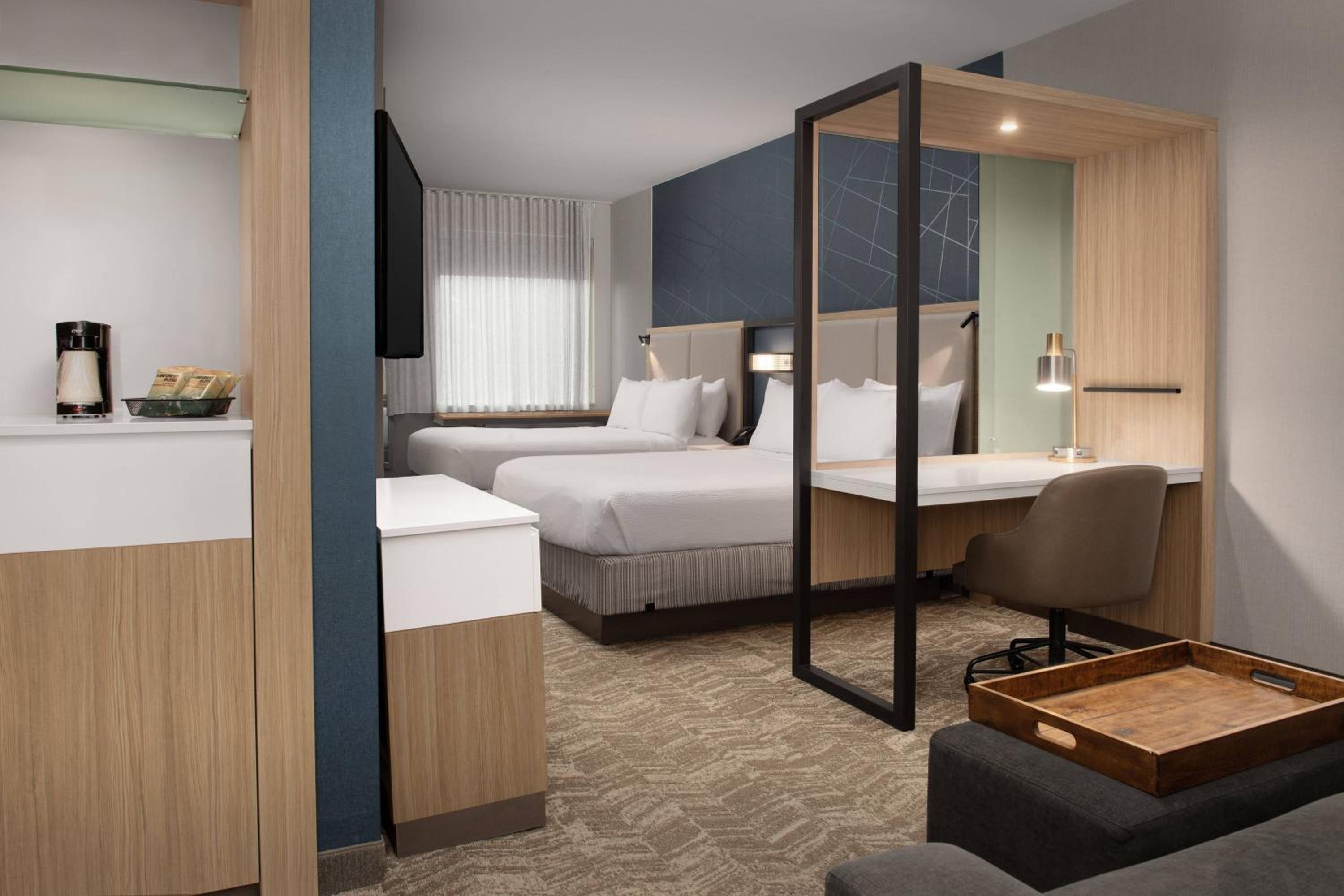 QQSTStudio Suite, 2 Queen, Trundle Bed - Photo 17