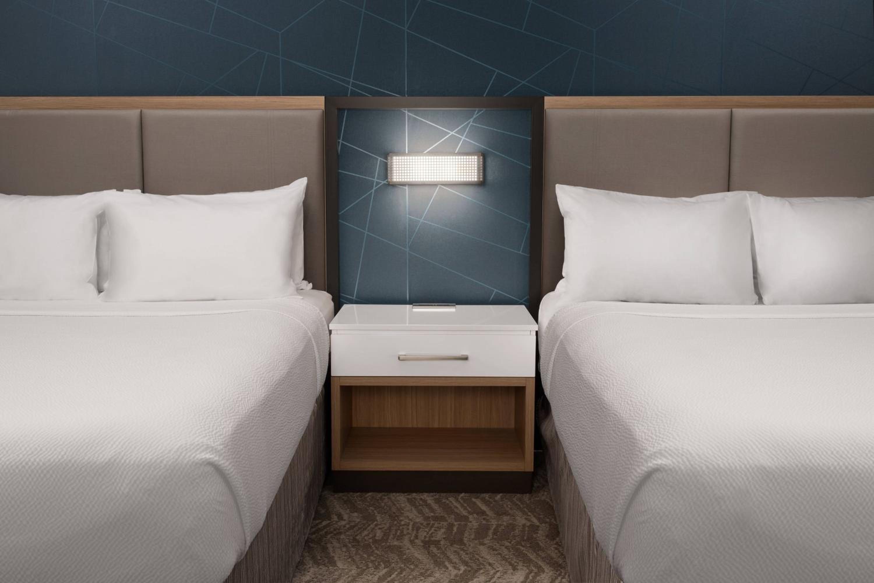 QQSTStudio Suite, 2 Queen, Trundle Bed - Photo 19