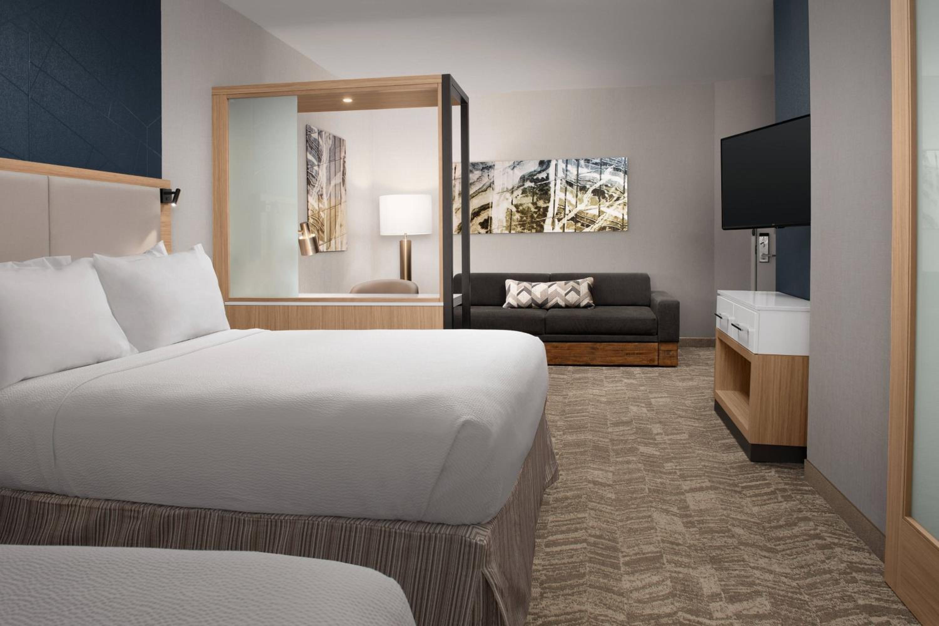 QQSTStudio Suite, 2 Queen, Trundle Bed - Photo 20