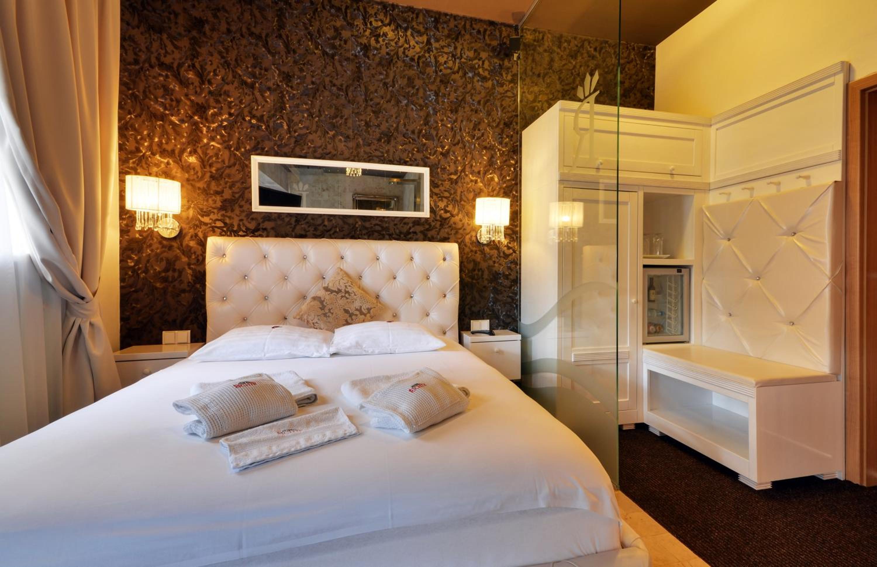 King Suite with Spa Bath - Photo 2