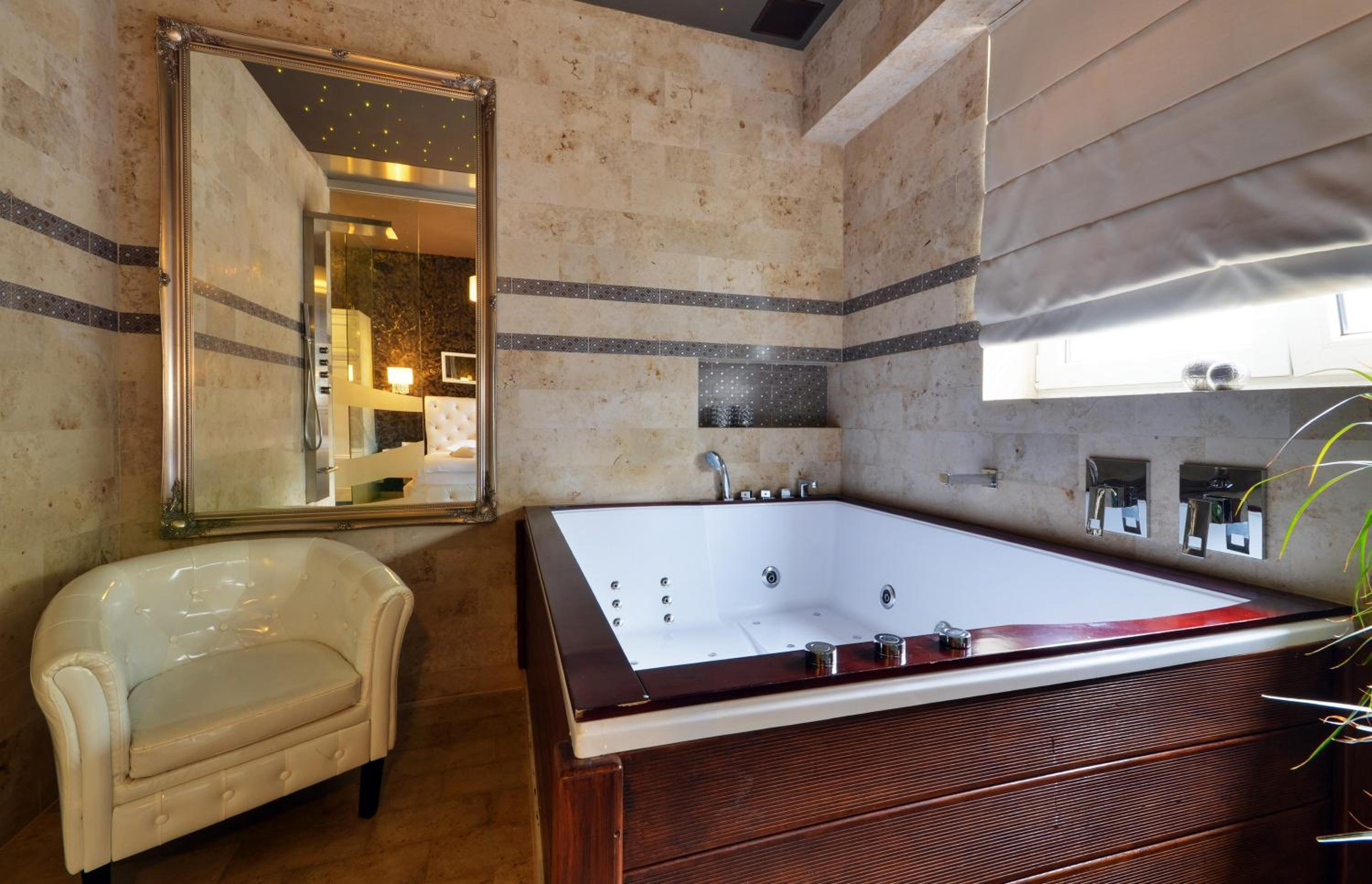 King Suite with Spa Bath - Photo 3