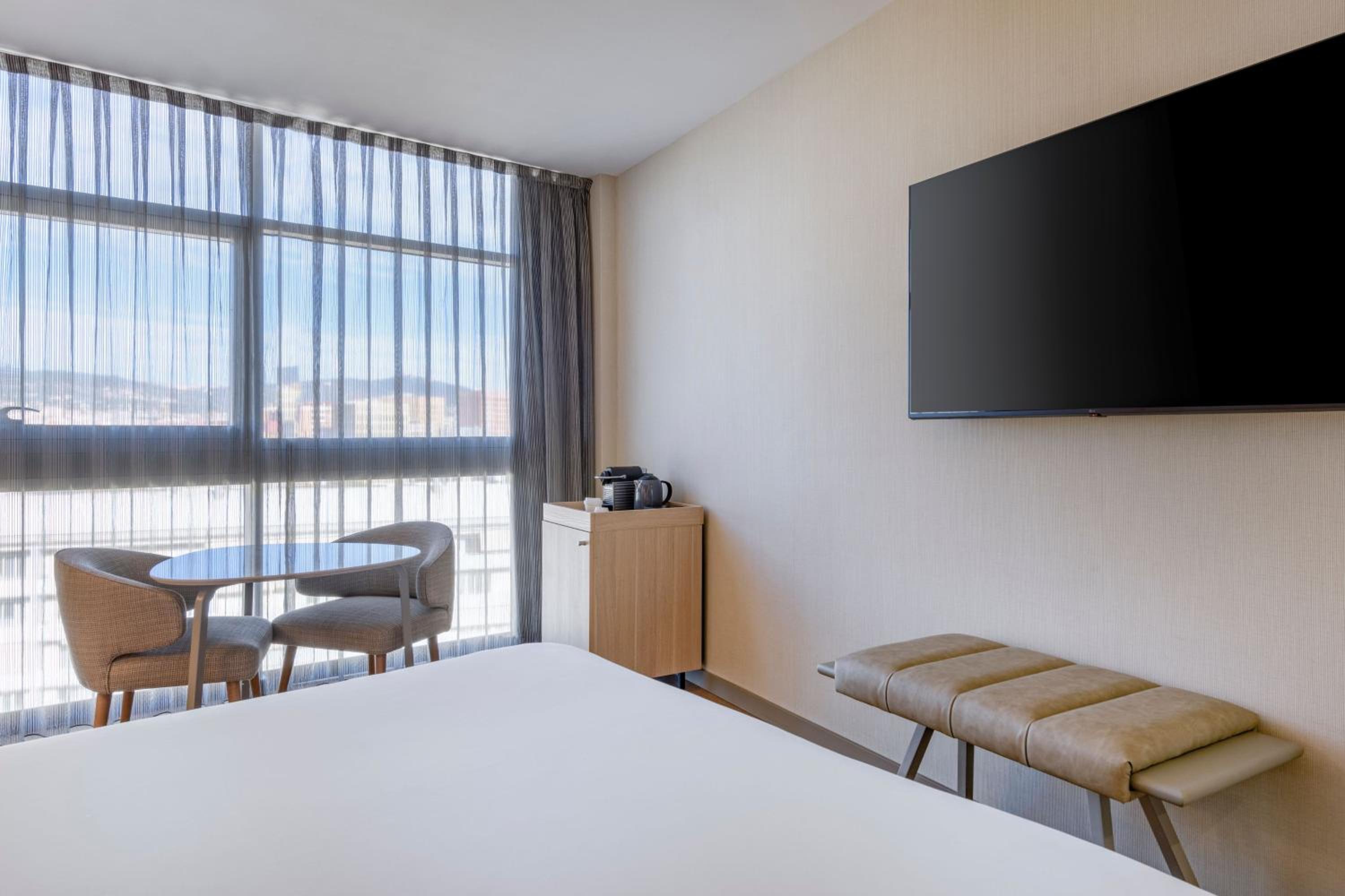 King Room with City View thumbnail 5