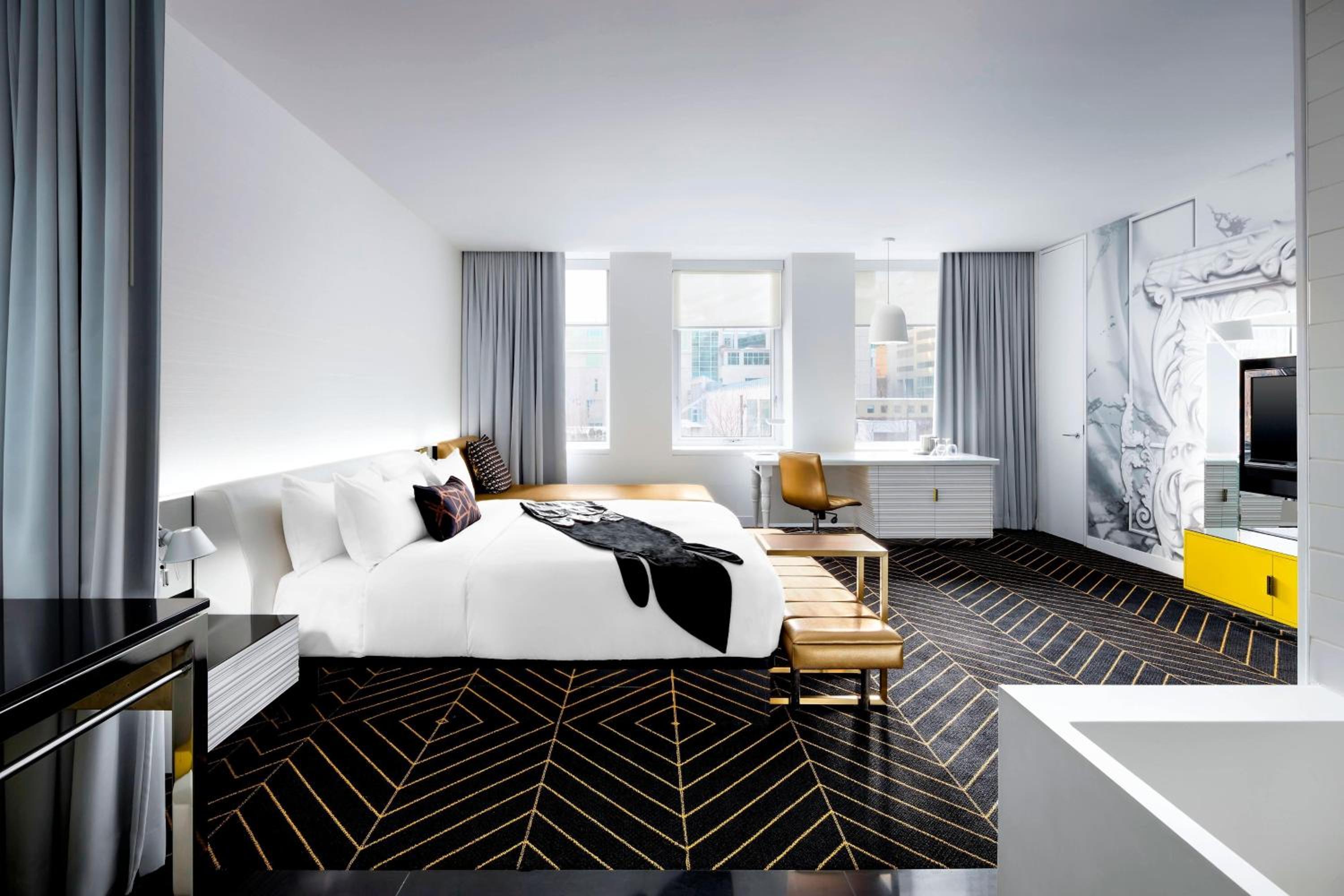 Fabulous, Guest room, 1 King, Park view - Photo 1
