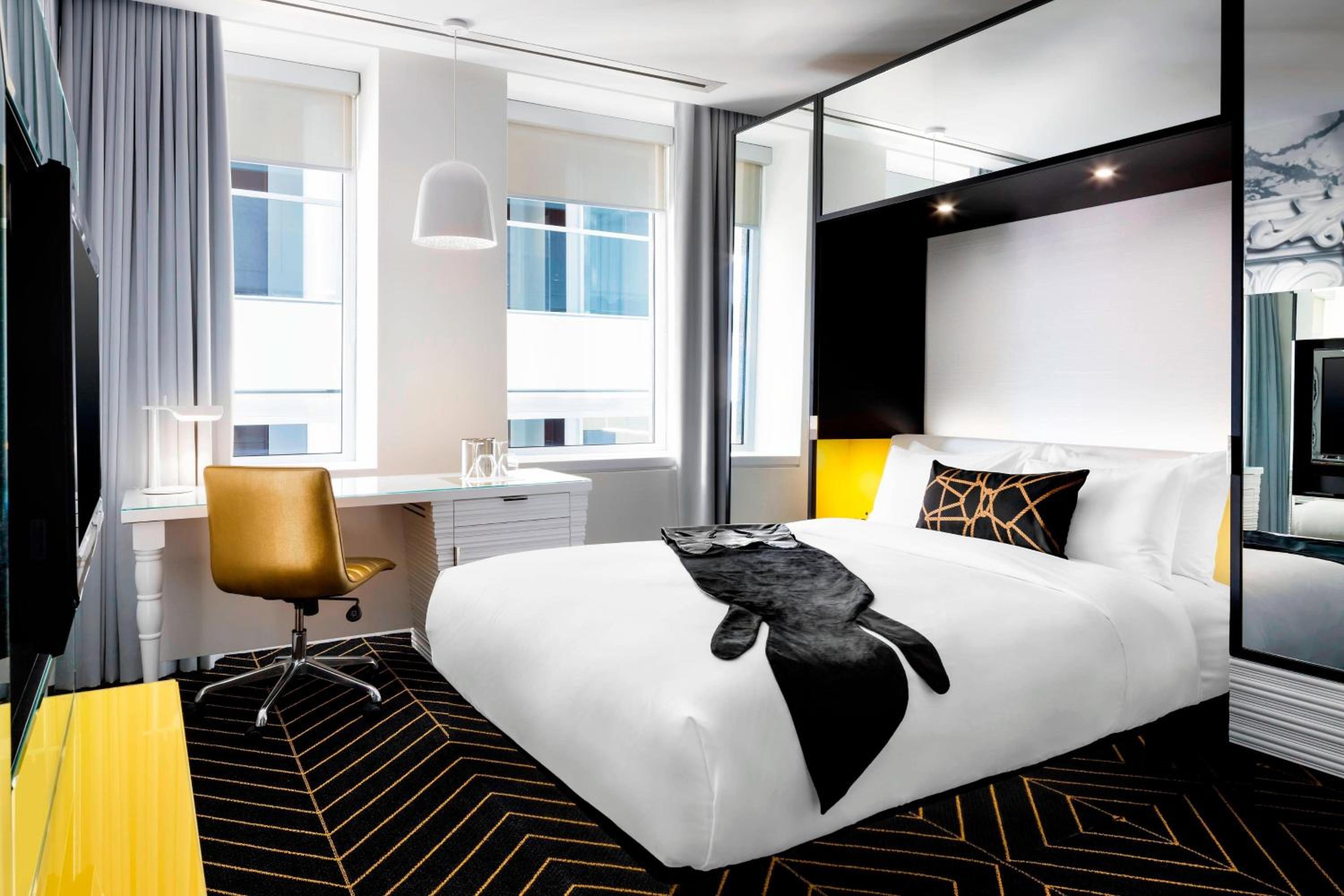 Cozy, Guest room, 1 Queen, Atrium view - Photo 1