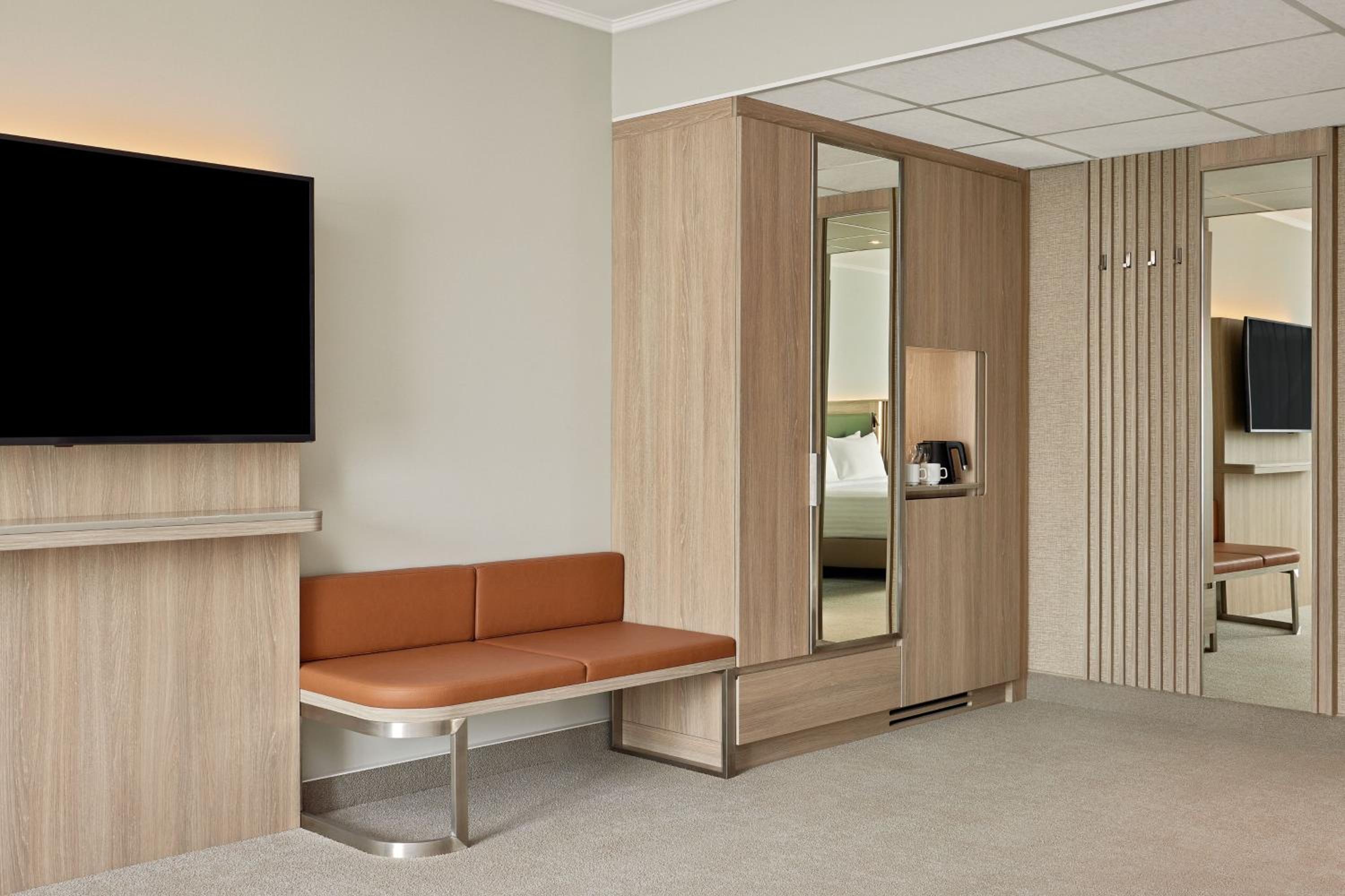 Large Family Room - Photo 7