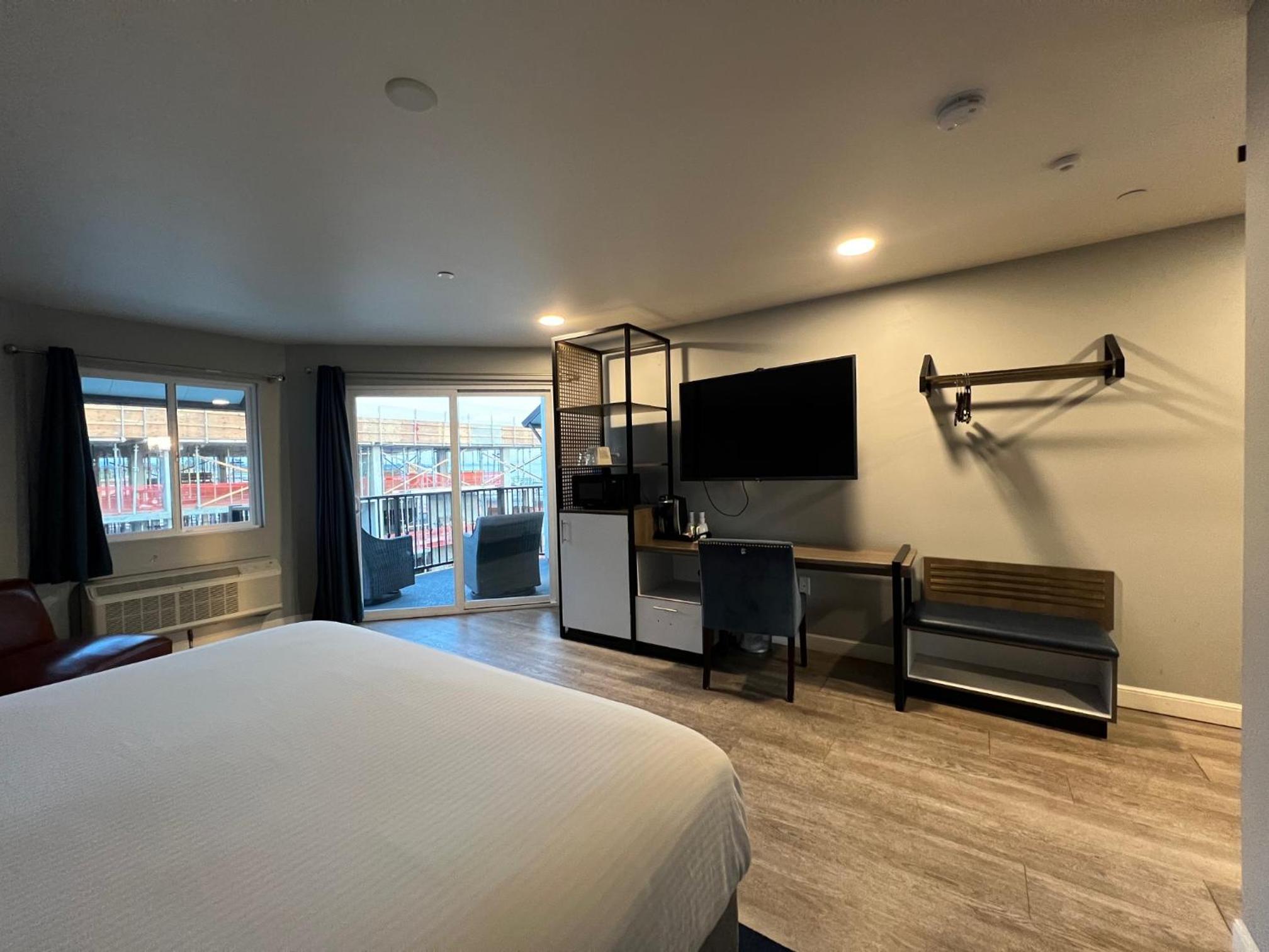 Partial Ocean View, King Bed, Private Balcony photo 1