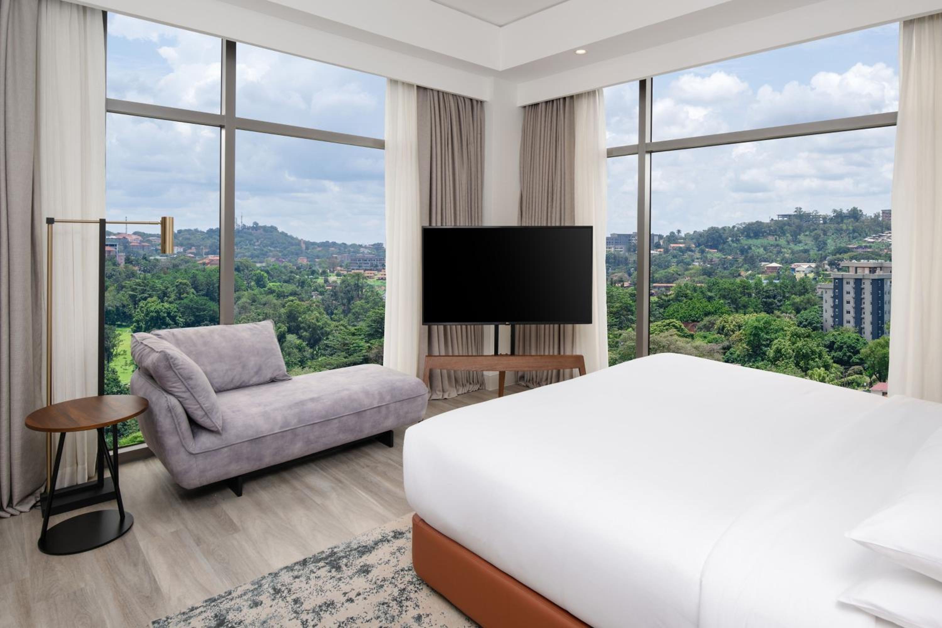 Executive King Suite with City View - Photo 5