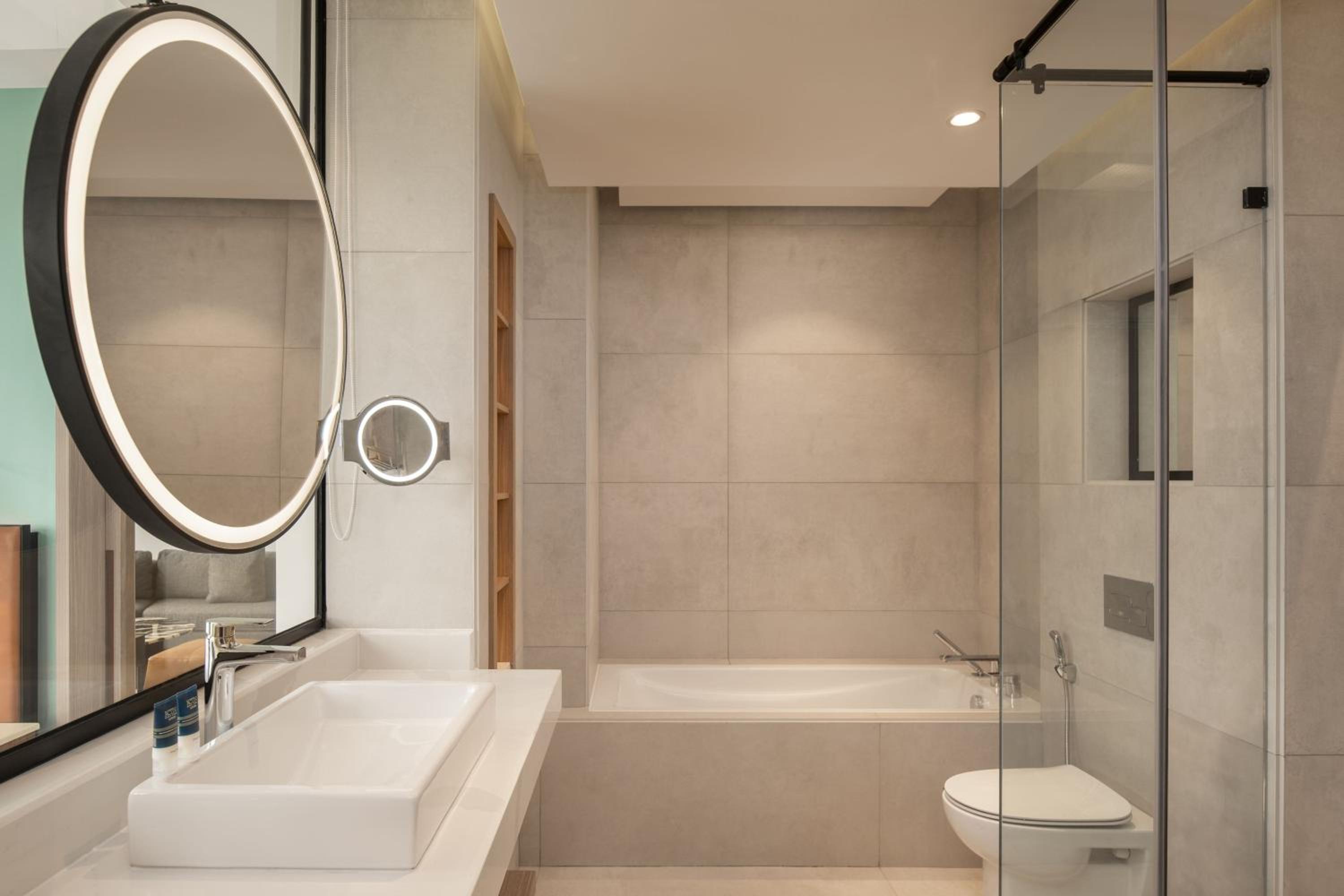 Executive King Suite with City View - Photo 4