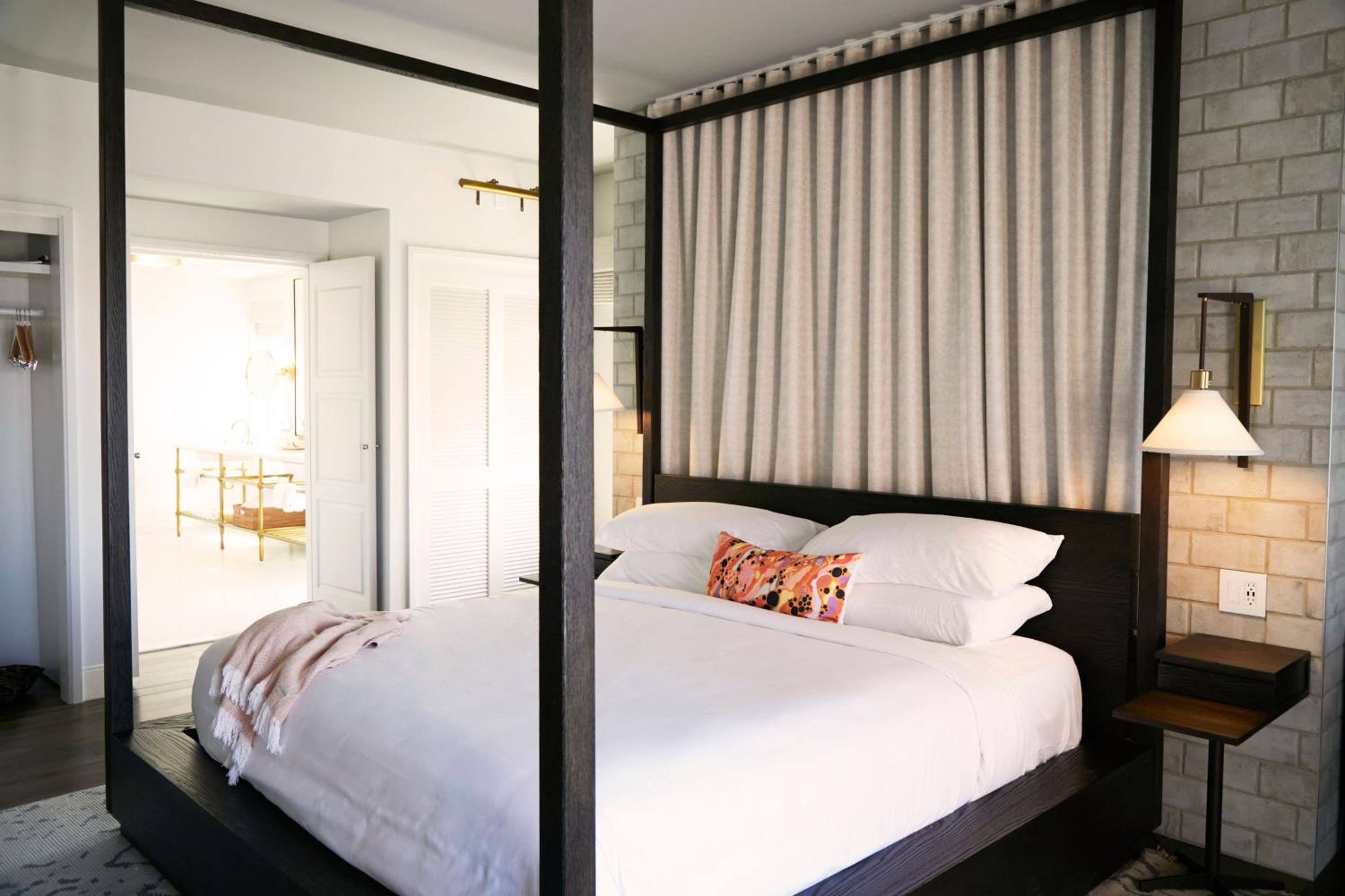 Penthouse Suite, 2 King, River view, High floor thumbnail 6