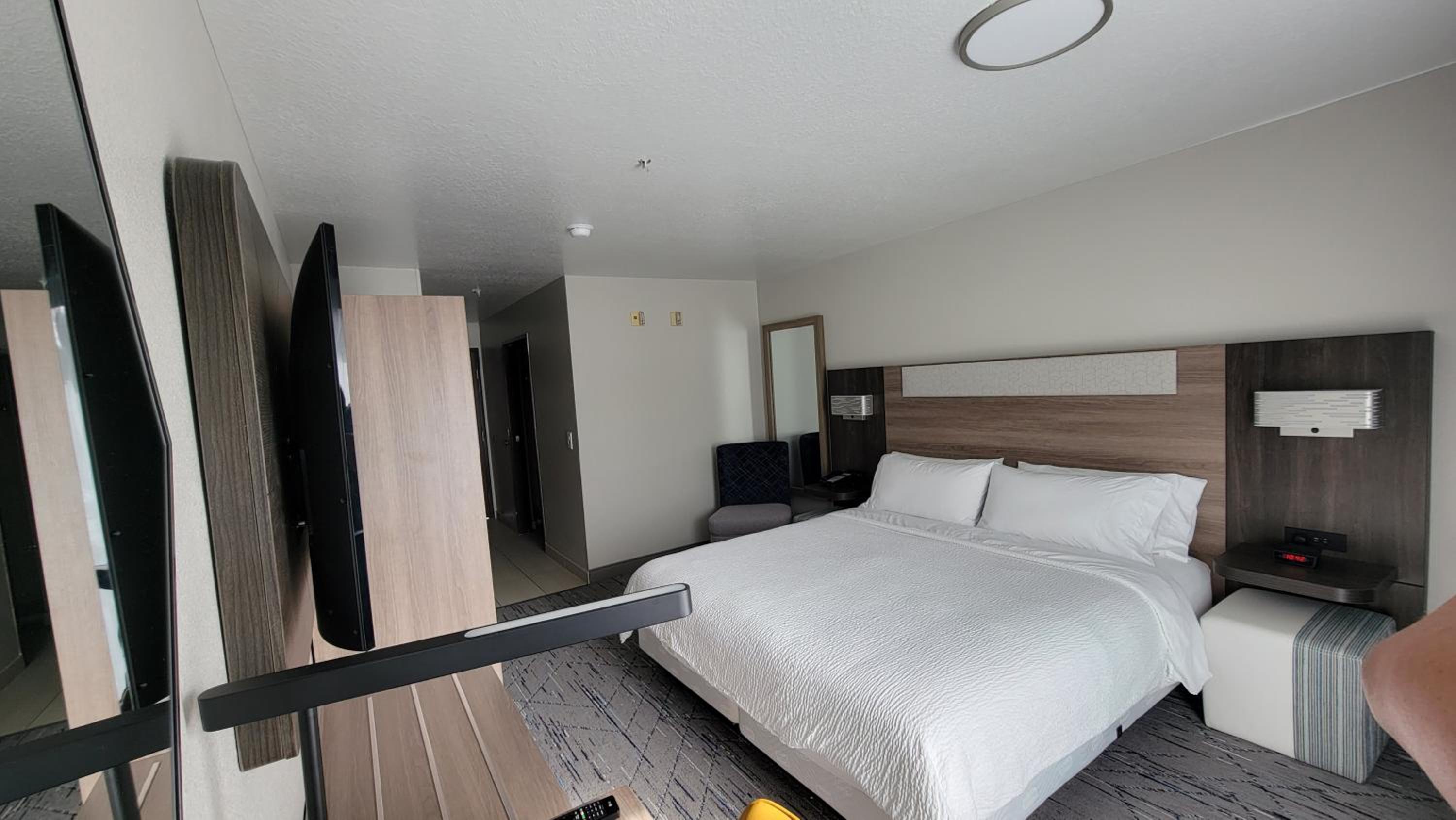 King Room with Hearing Accessible Roll In Shower - Non-Smoking