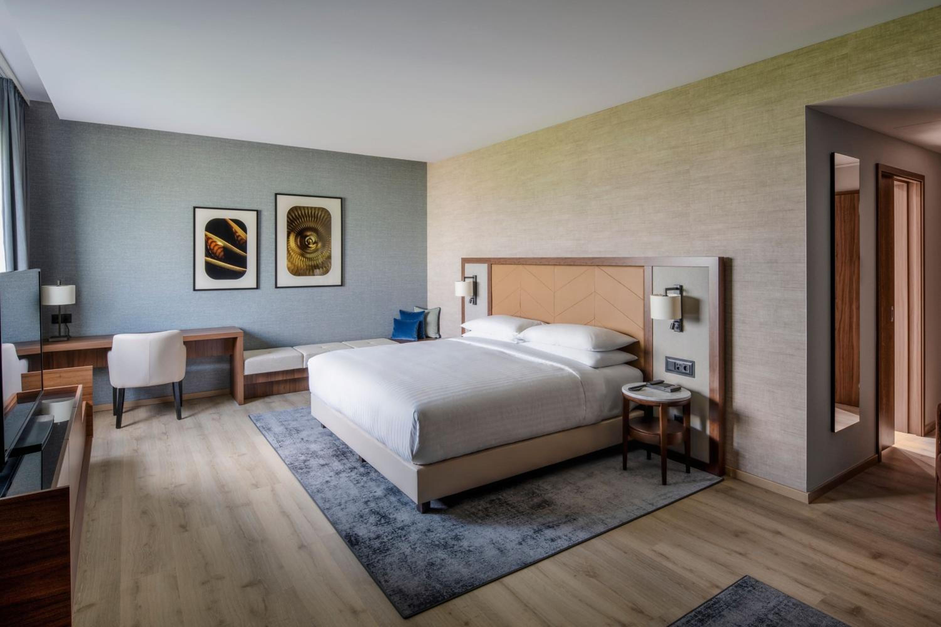 Junior King Suite - Club Level thumbnail 5