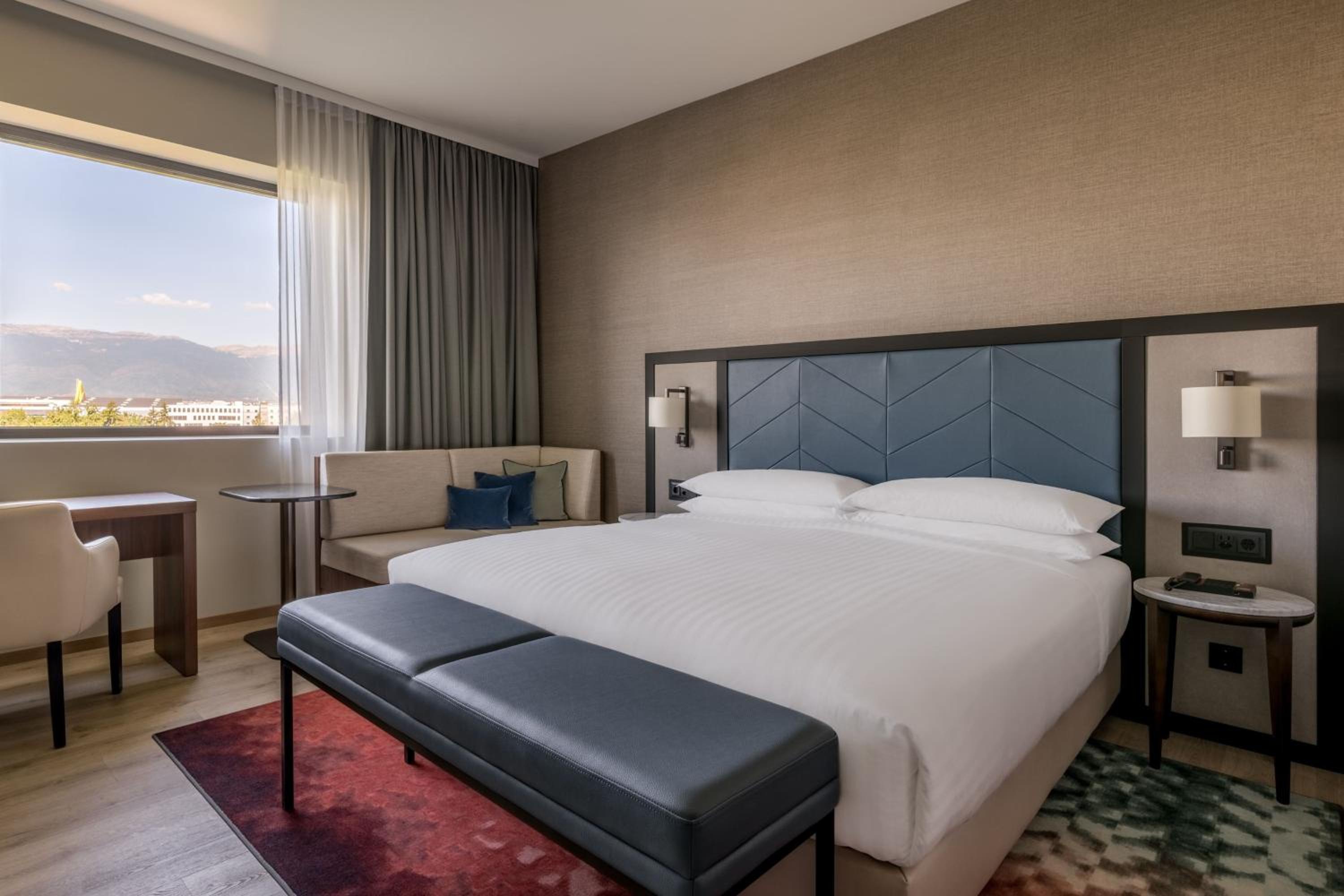 Premium King Room - Photo 5