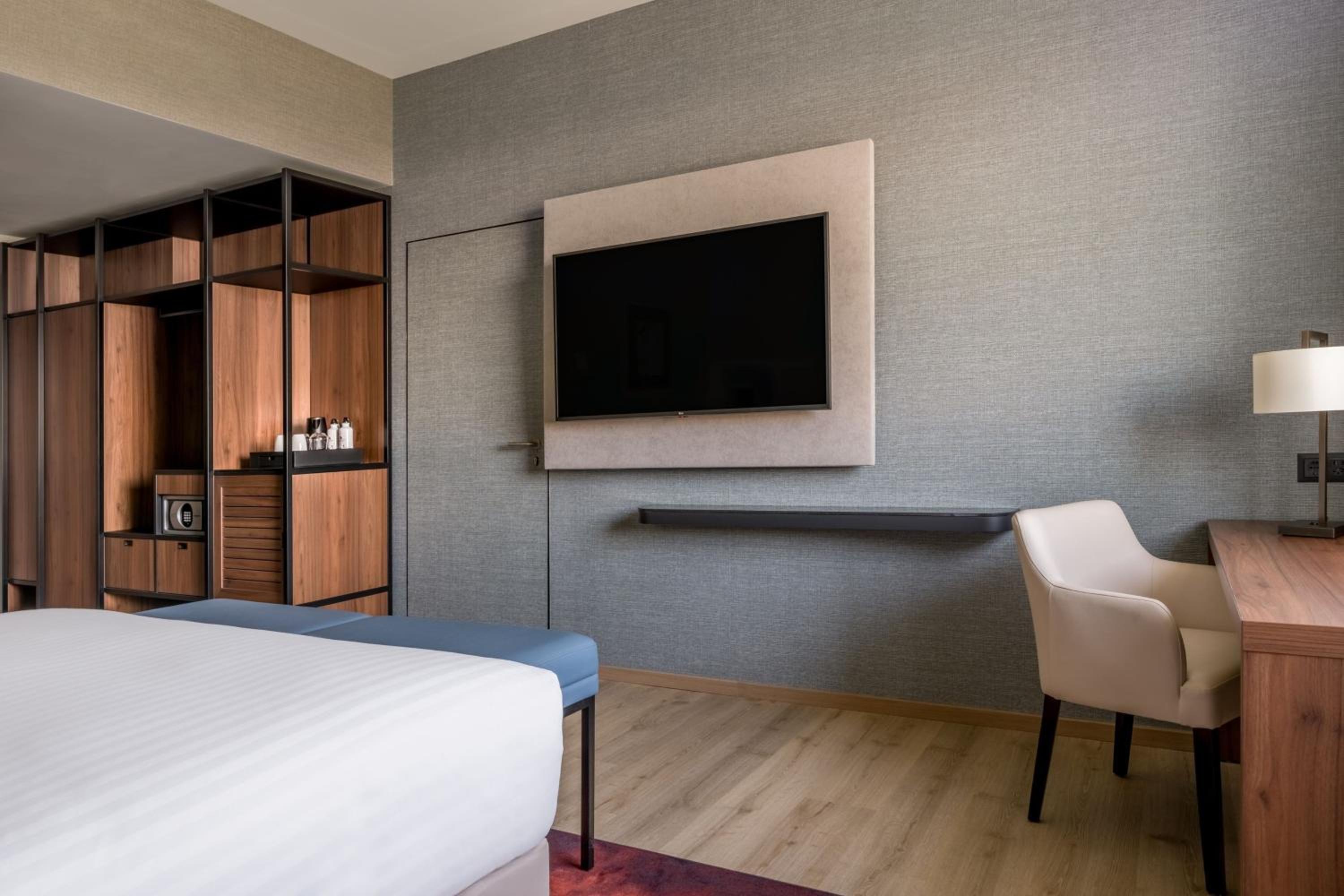 Premium King Room - Photo 6