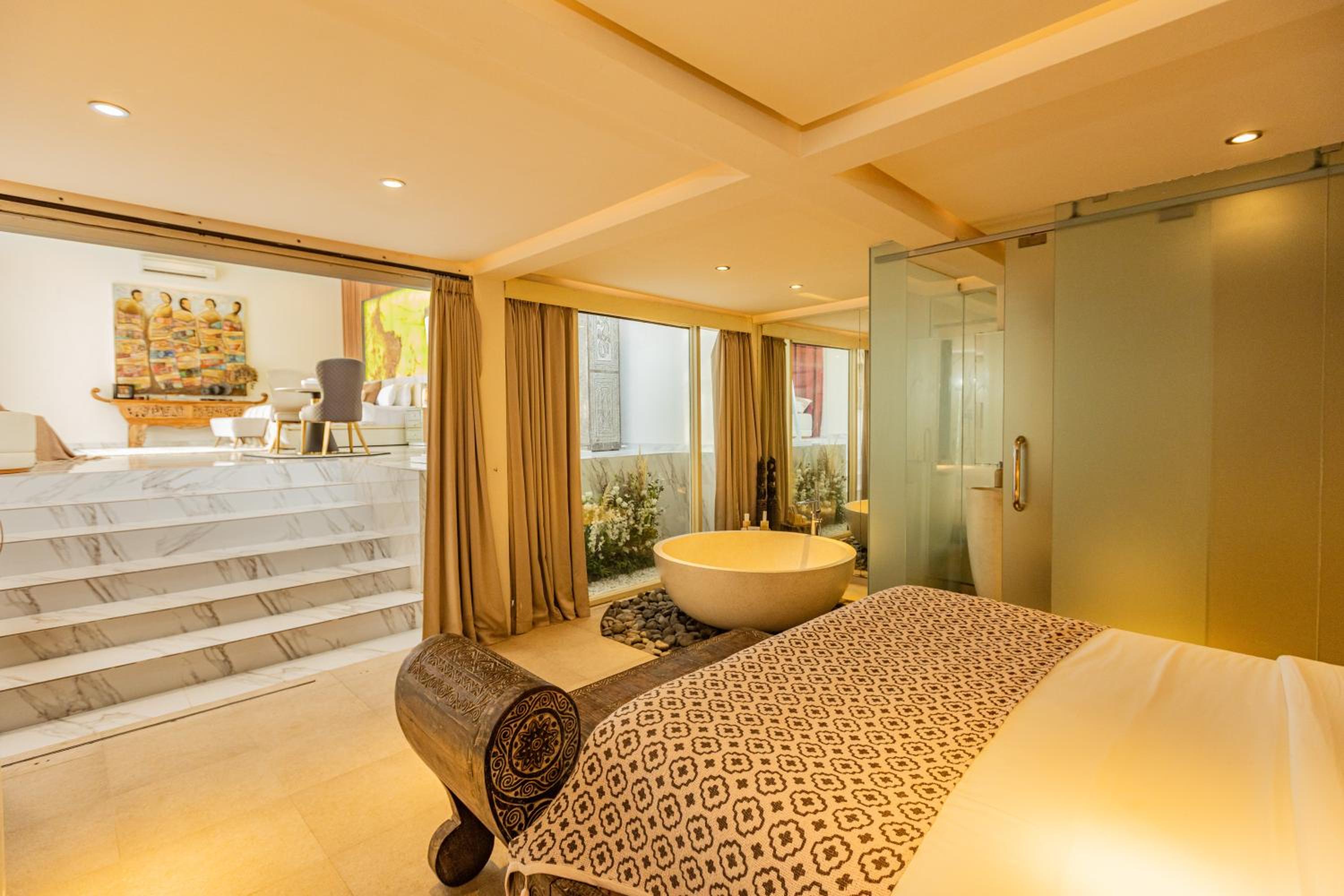 Superior Suite - Photo 8