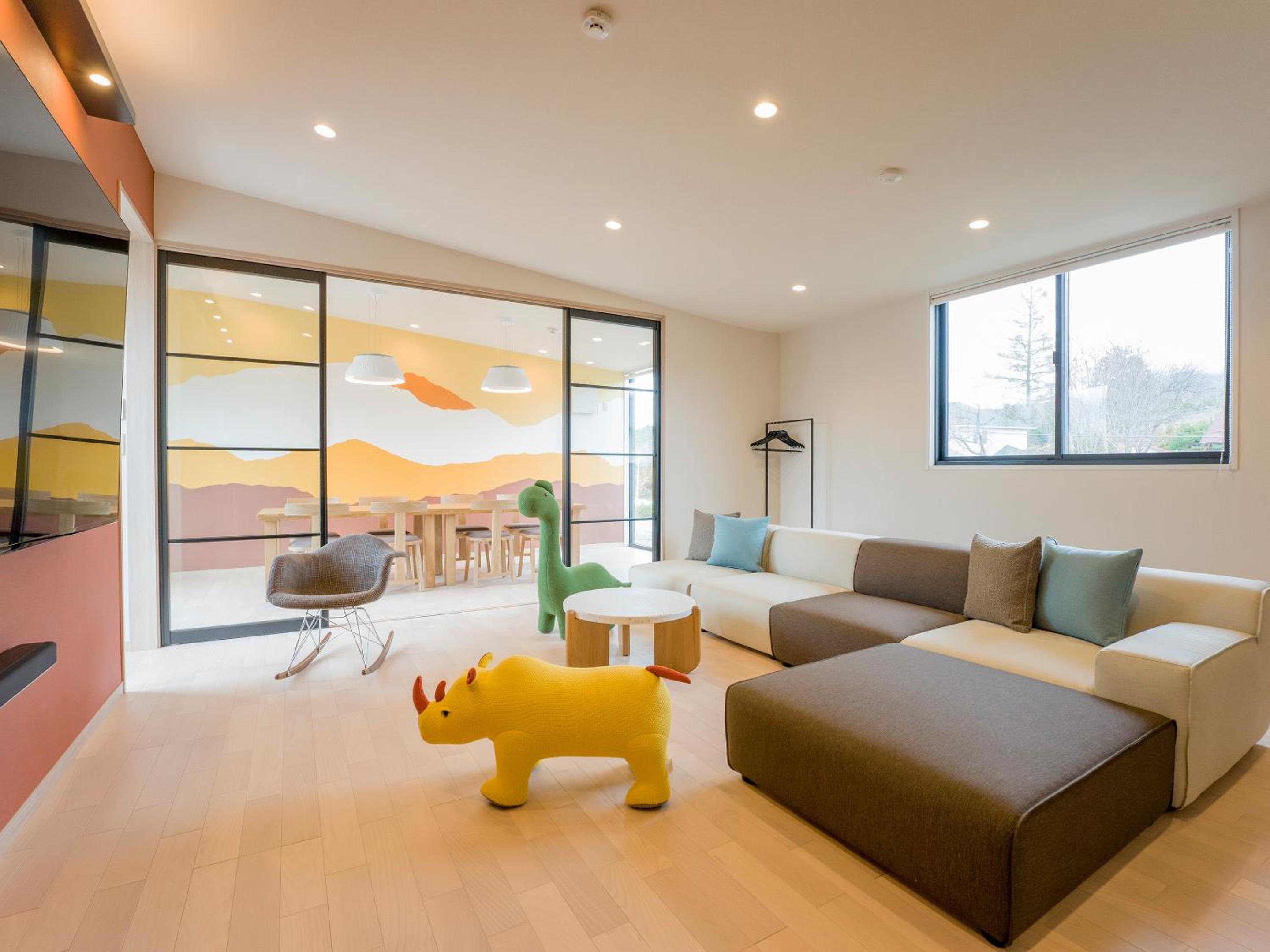 103 - Family Room Pets Friendly - photo 1