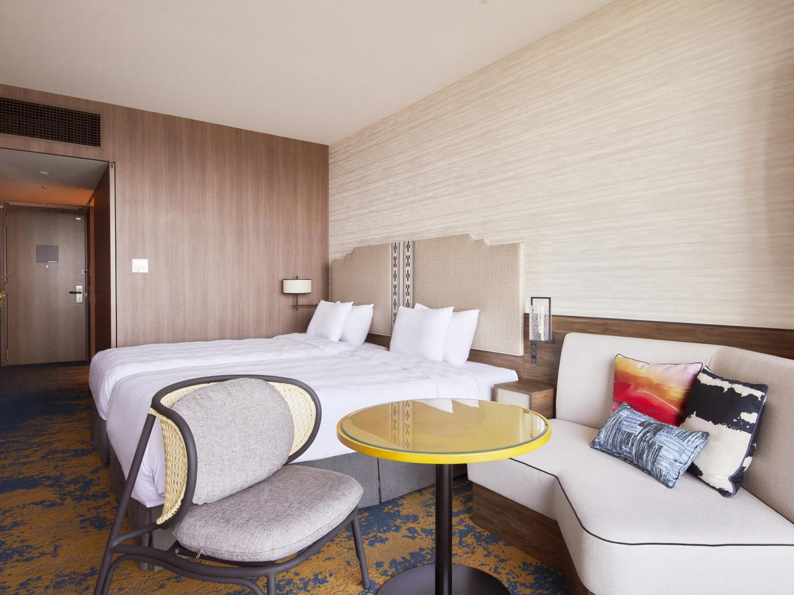Twin Room  with Club Lounge Access - Photo 16
